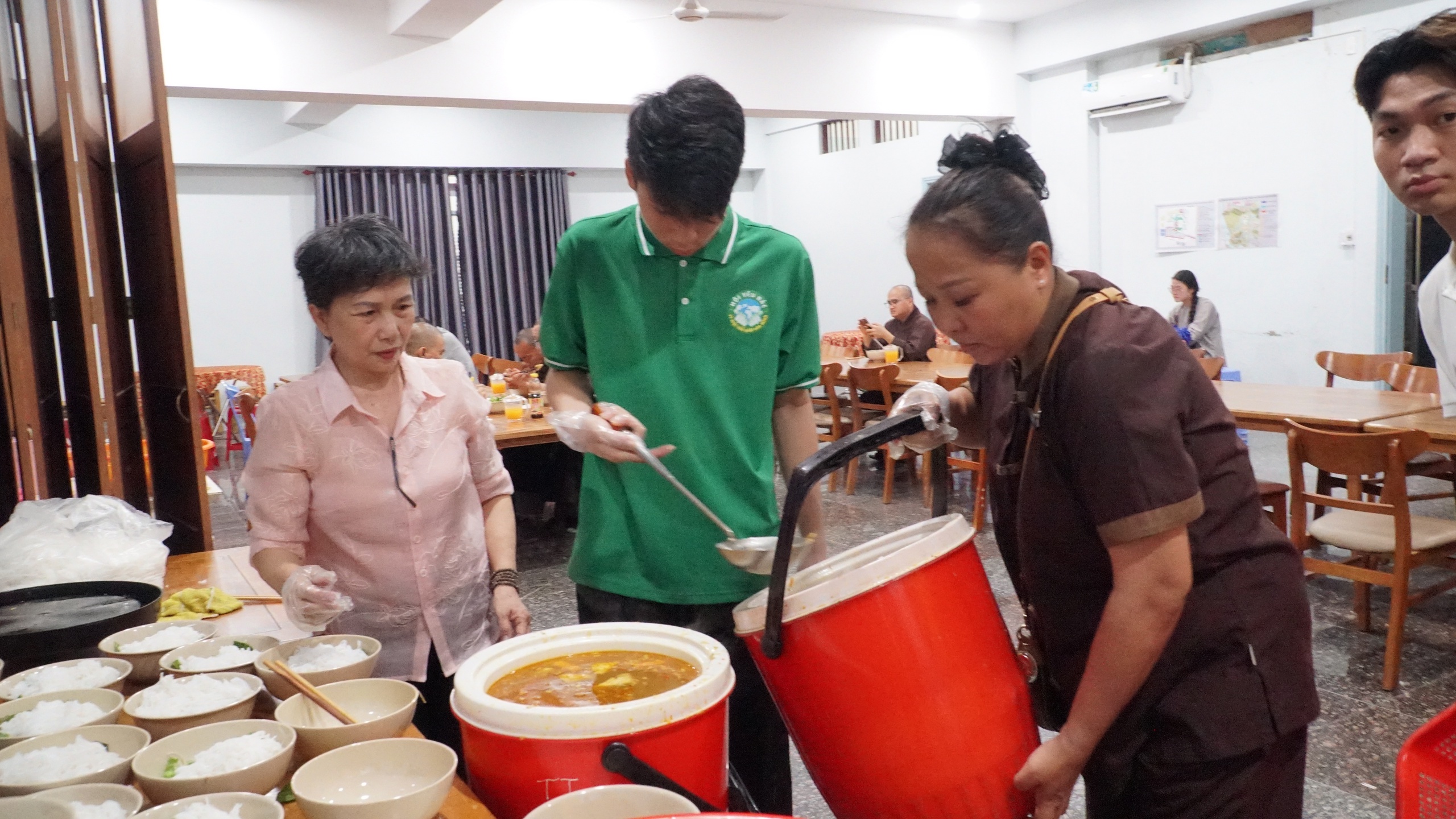 Bếp ch&ugrave;a Qu&aacute;n Thế &Acirc;m đỏ lửa nấu h&agrave;ng chục tấn thực phẩm đ&oacute;n x&aacute; lợi Phật - Ảnh 8.