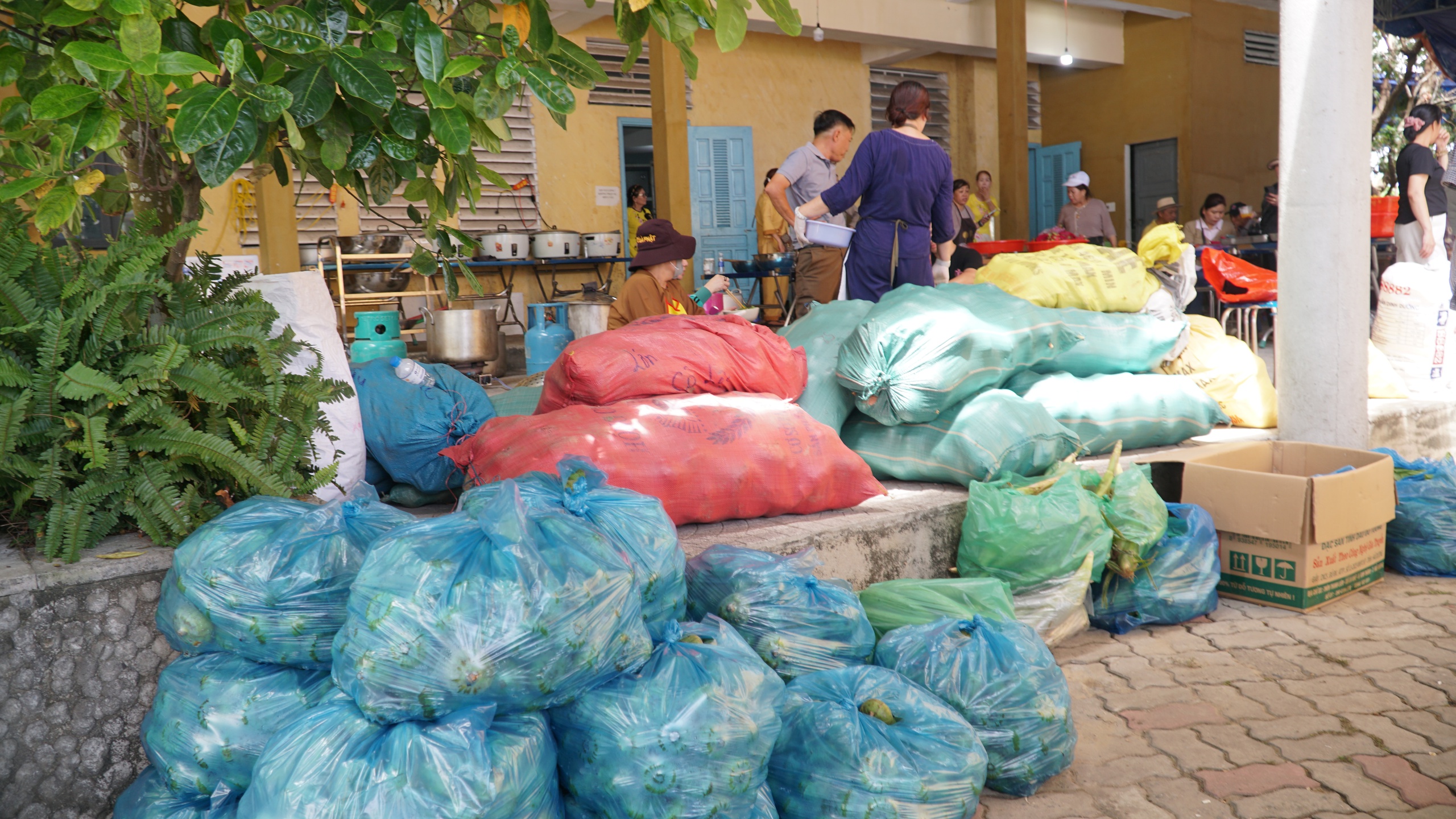 Bếp ch&ugrave;a Qu&aacute;n Thế &Acirc;m đỏ lửa nấu h&agrave;ng chục tấn thực phẩm đ&oacute;n x&aacute; lợi Phật - Ảnh 4.