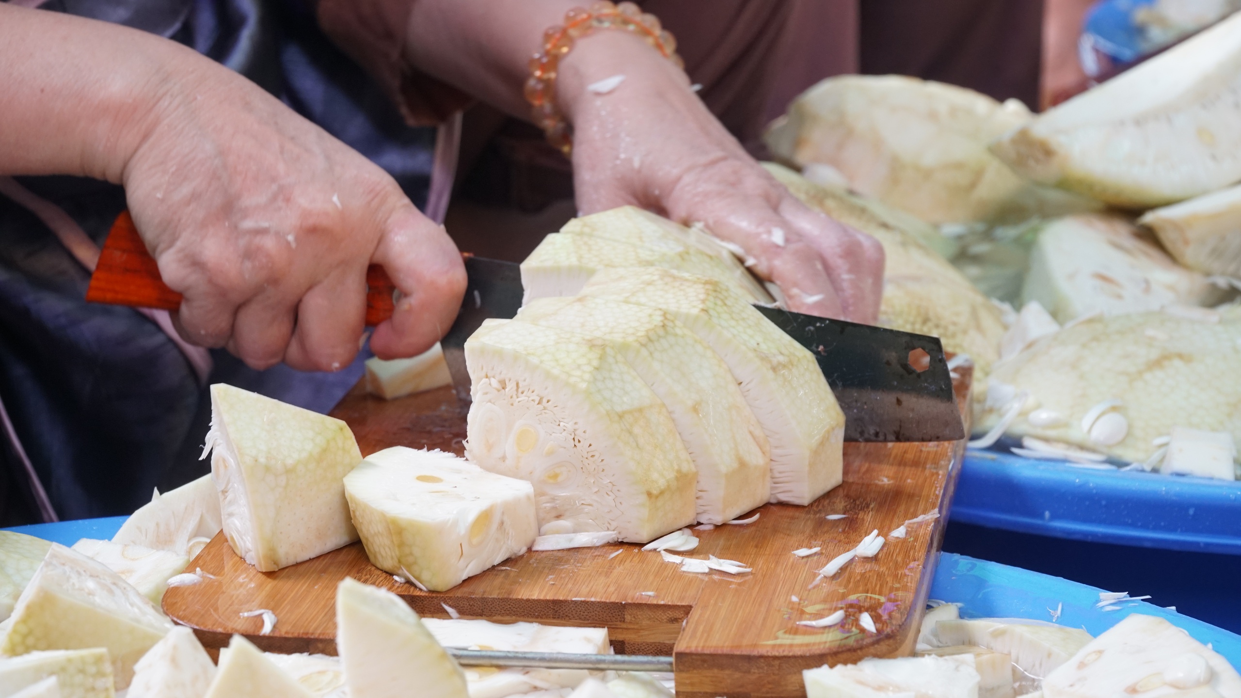 Bếp ch&ugrave;a Qu&aacute;n Thế &Acirc;m đỏ lửa nấu h&agrave;ng chục tấn thực phẩm đ&oacute;n x&aacute; lợi Phật - Ảnh 10.