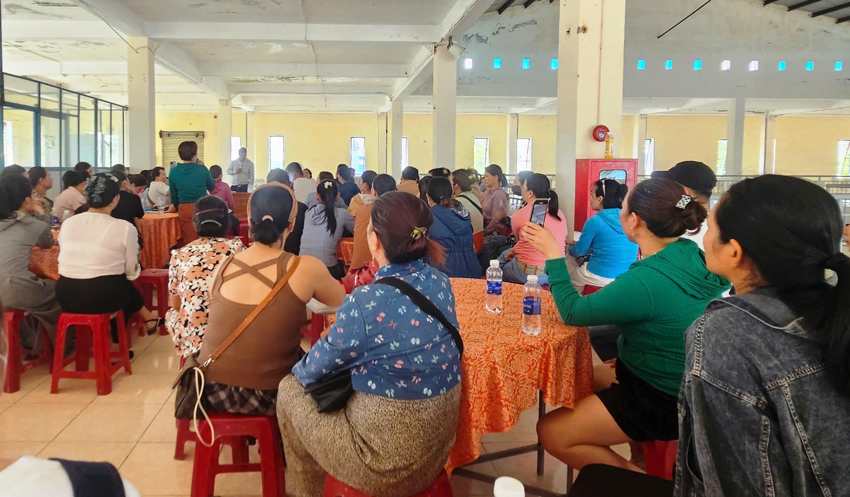 Doanh nghiệp thông báo giá thuê mặt cao ngất ngưỡng, hàng trăm tiểu thương ‘cầu cứu’ tỉnh - Ảnh 1.