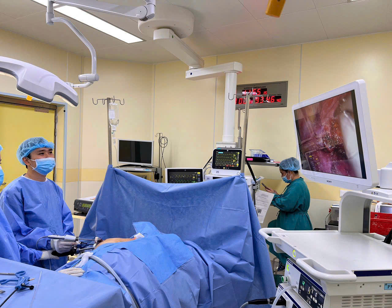 Cứu người đàn ông xuất huyết tiêu hóa nặng do u ruột non Cứu người đàn ông xuất huyết tiêu hóa nặng do u ruột non - Ảnh 1.