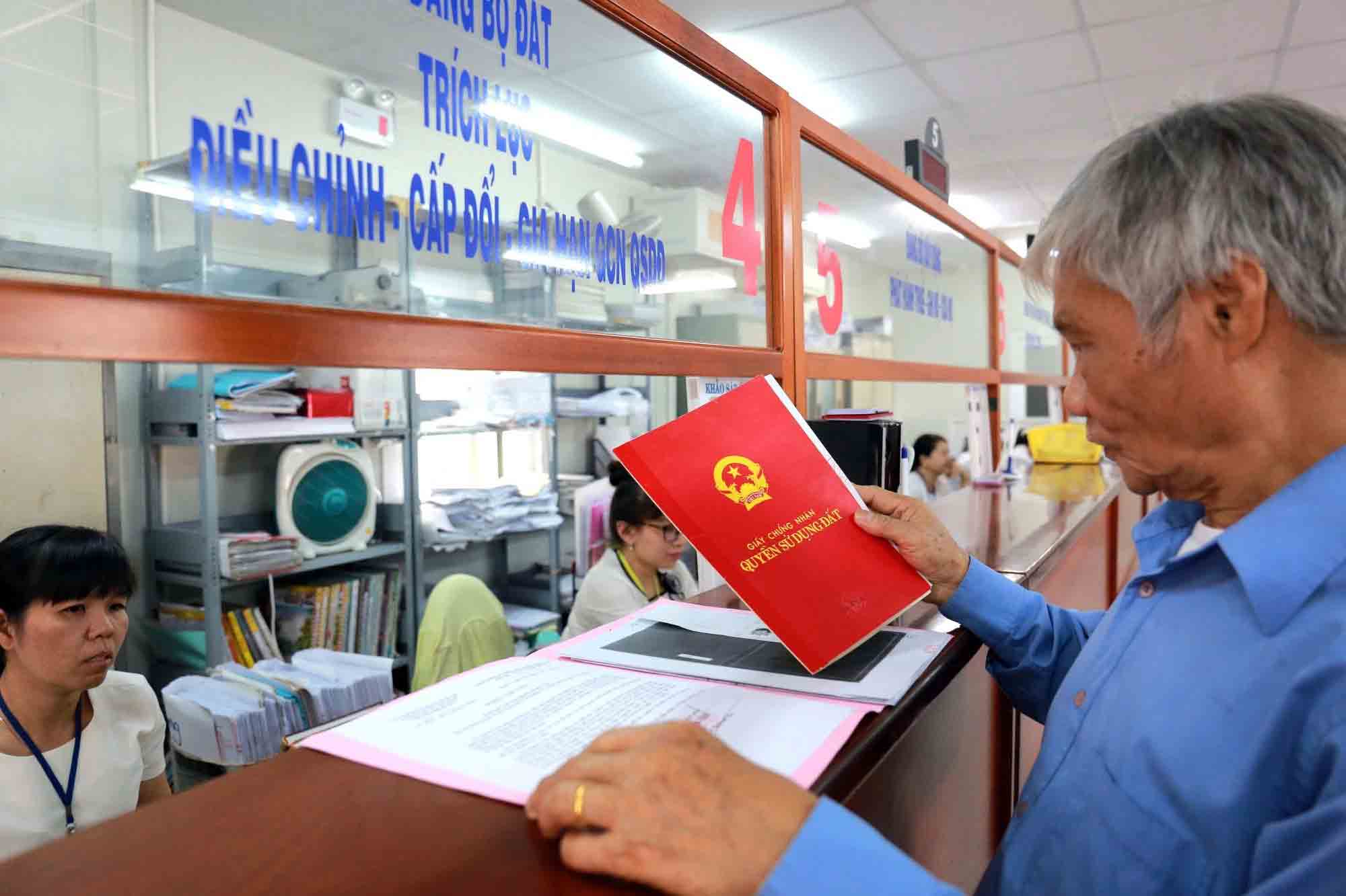 Lăng kính bạn đọc: Tinh gọn từ việc cấp sổ hồng - Ảnh 1.