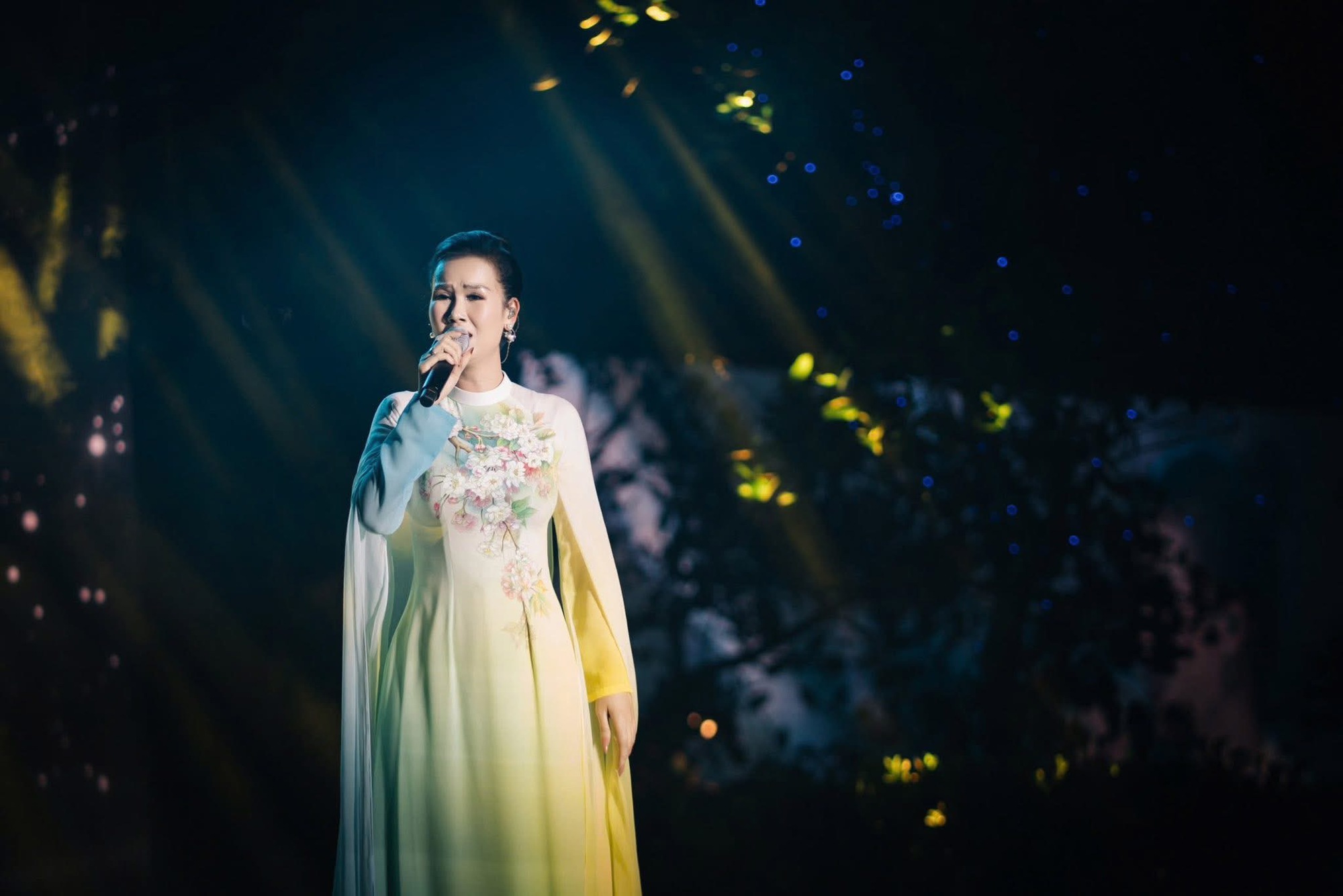 Showbiz 2.5: Nguyễn Văn Chung lại đón tin vui; Võ Hạ Trâm nói về ‘người ơn’- Ảnh 2. Showbiz 2.5: Nguyễn Văn Chung lại đón tin vui; Võ Hạ Trâm nói về ‘người ơn’- Ảnh 2.