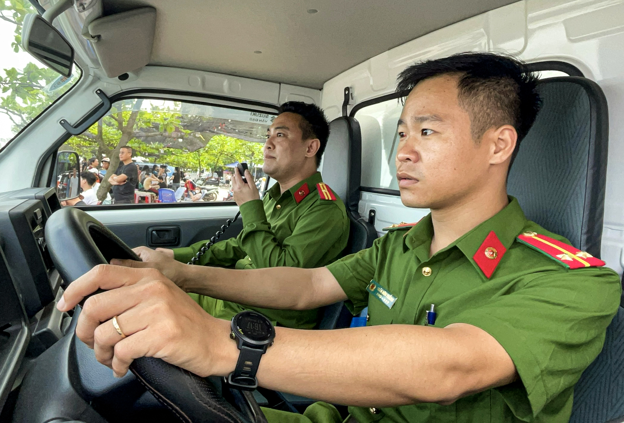 Công an phát loa nhắc người dân không tắm biển sau phản ánh của Báo Thanh Niên - Ảnh 1.