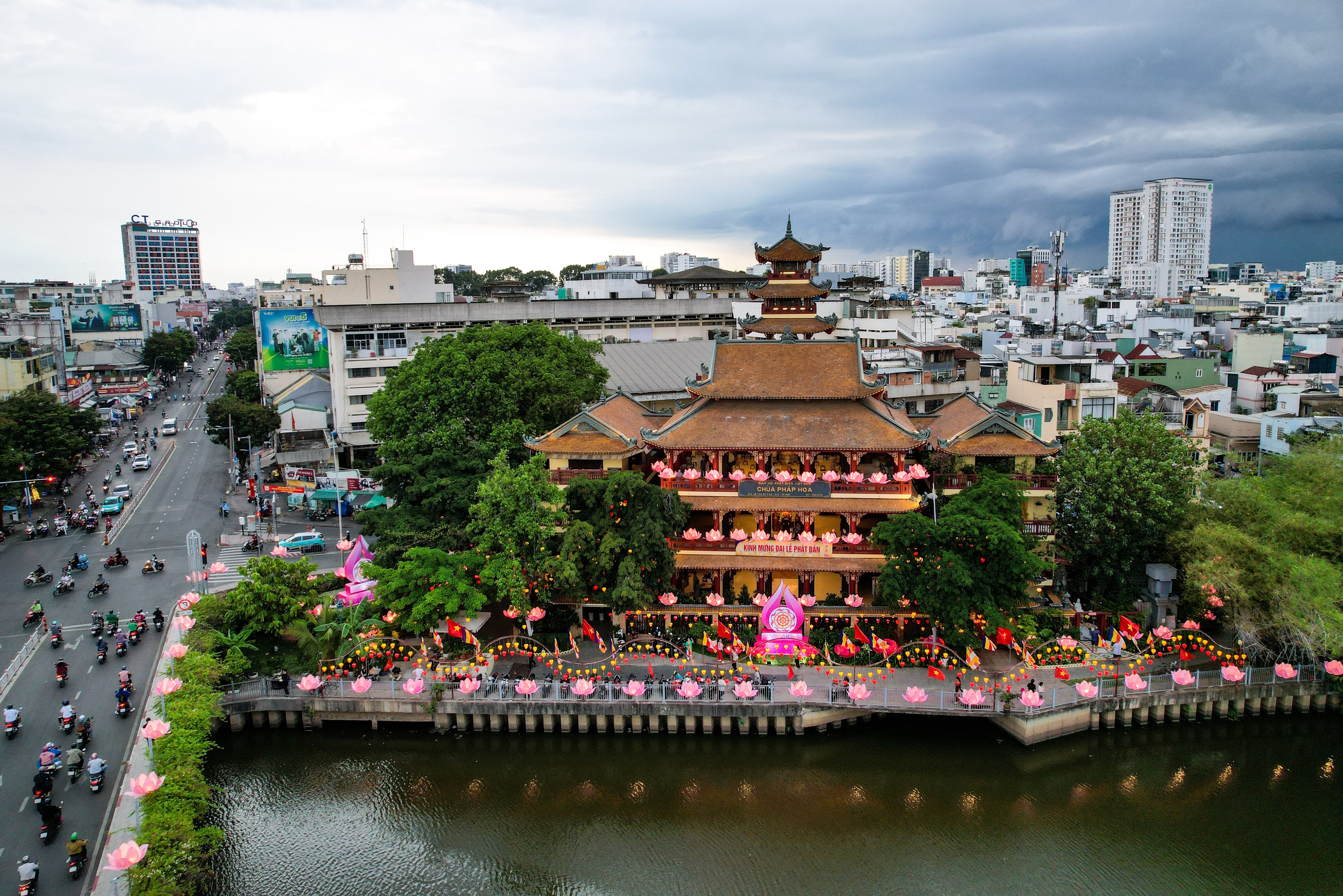 Đèn hoa bừng sáng phố phường đón chào Đại lễ Vesak Đèn hoa bừng sáng phố phường đón chào Đại lễ Vesak