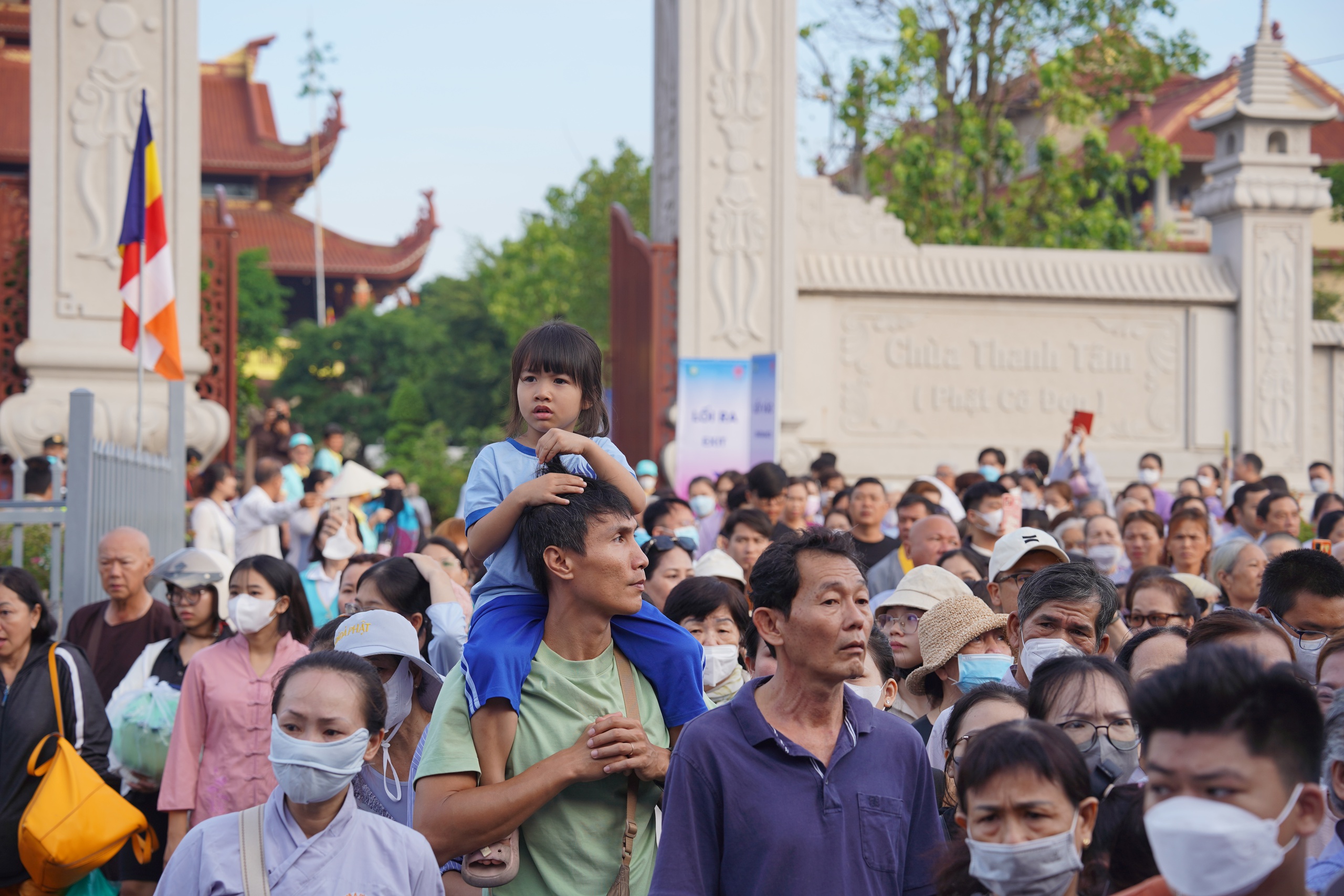 Hàng dài người xếp hàng chờ chiêm bái xá lợi Phật ở chùa Thanh Tâm Hàng dài người xếp hàng chờ chiêm bái xá lợi Phật ở chùa Thanh Tâm