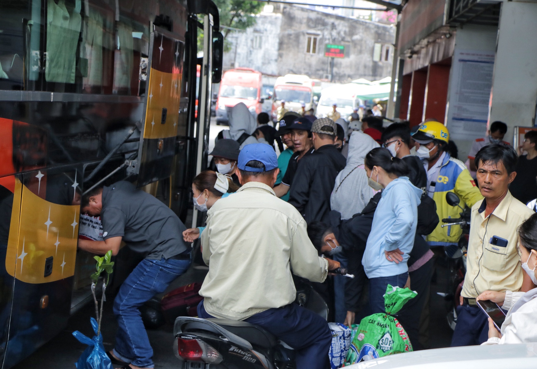 Bến xe Miền Tây tấp nập: Chưa hết kỳ nghỉ lễ, người dân rục rịch trở lại TP.HCM Bến xe Miền Tây tấp nập: Chưa hết kỳ nghỉ lễ, người dân rục rịch trở lại TP.HCM