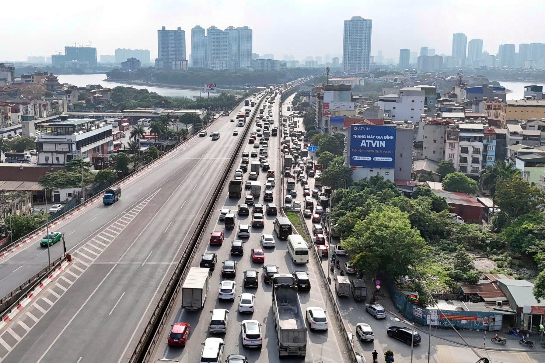 Người dân ùn ùn trở lại Hà Nội dù chưa hết nghỉ lễ 30.4 - 1.5 - Ảnh 4.