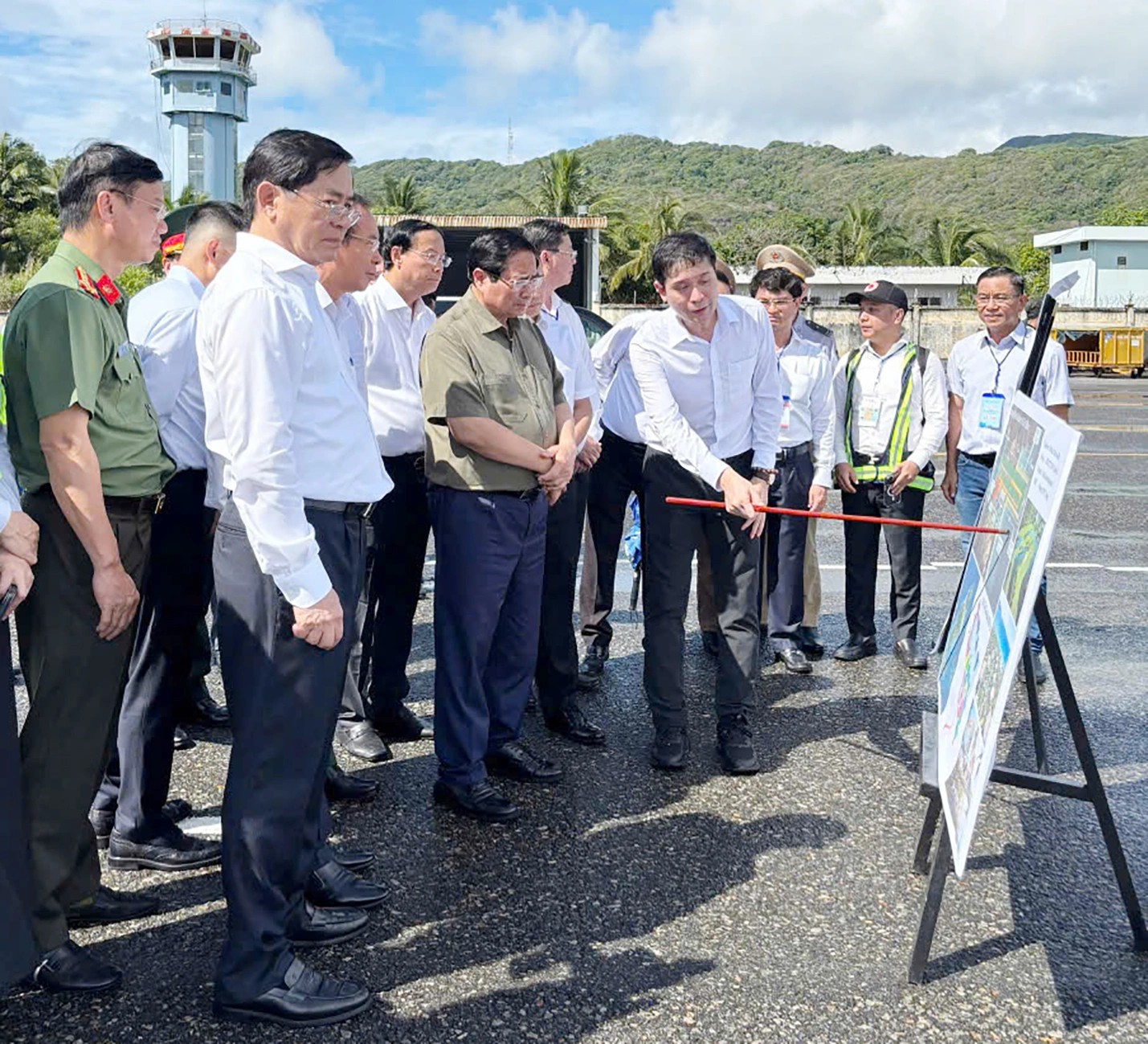 Nối đường băng Côn Đảo thành 3.800 m mà không lấp biển - Ảnh 1.