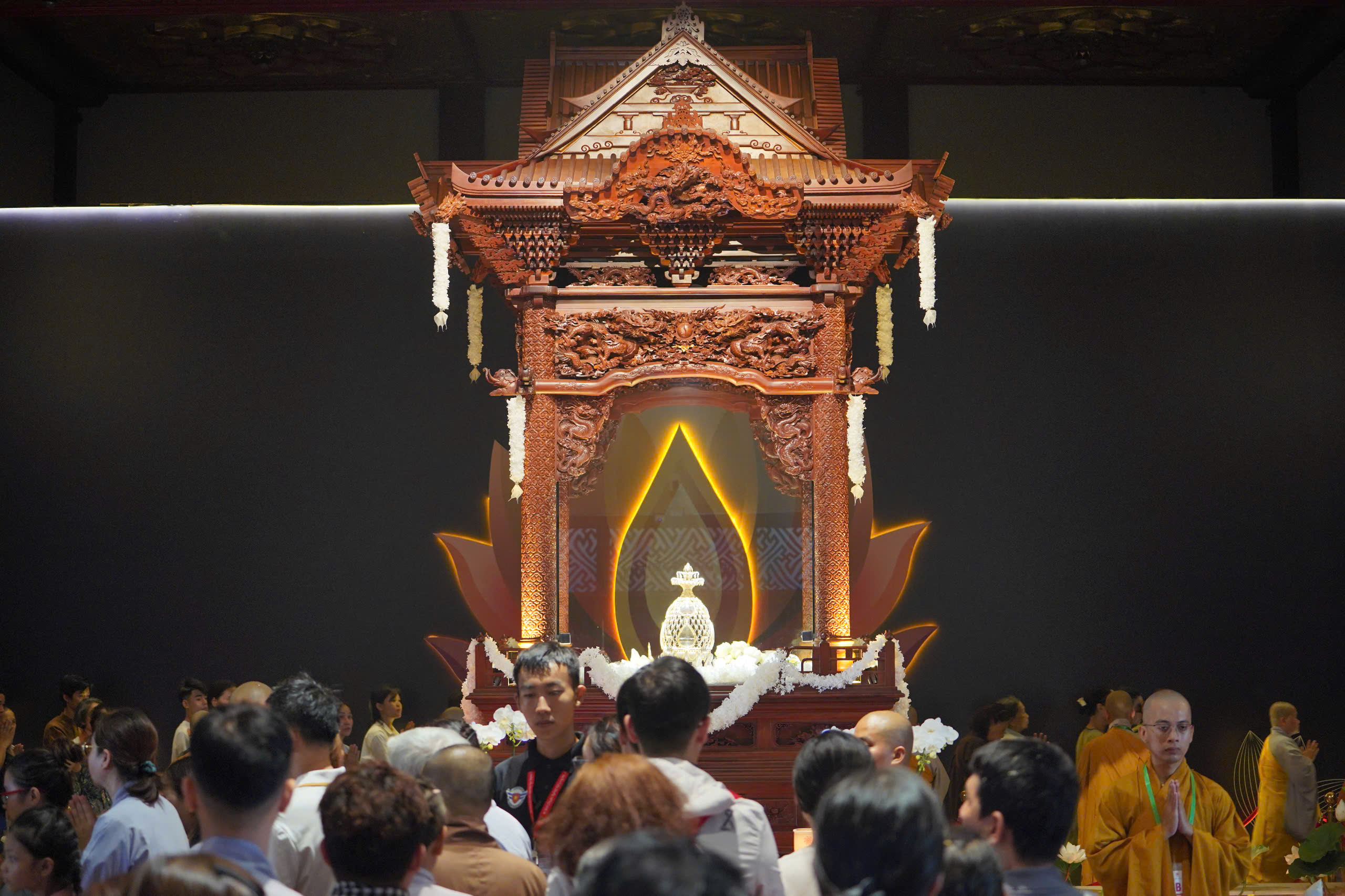 Chiêm bái xá lợi Phật ở chùa Thanh Tâm: Người dân xúc động đảnh lễ - Ảnh 4.