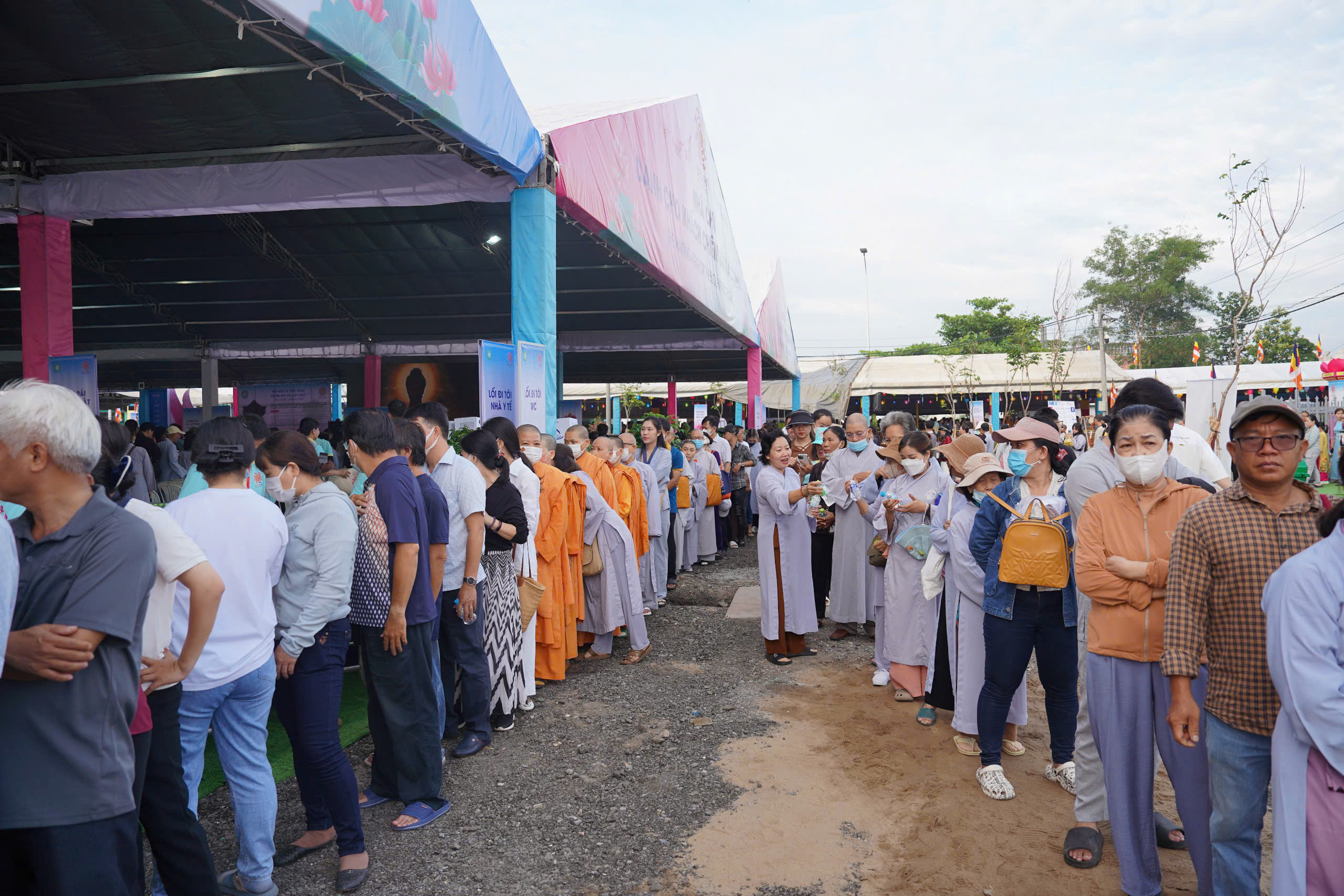 Chiêm bái xá lợi Phật ở chùa Thanh Tâm: Người dân xúc động đảnh lễ - Ảnh 14.