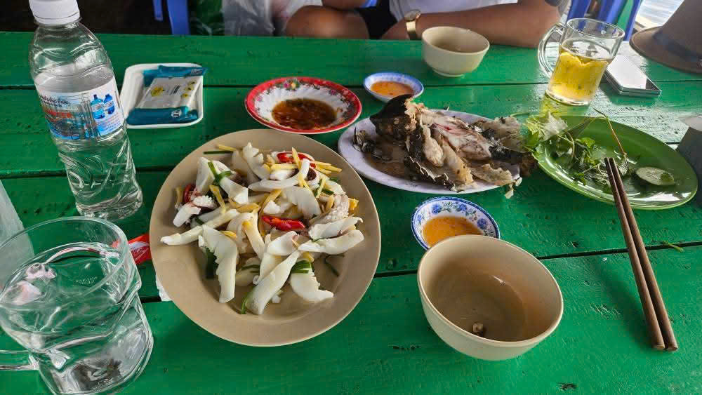 Xác minh vụ nhà hàng bè ở Nha Trang bị tố bán cá bò hòm 3,5 triệu đồng/kg- Ảnh 2. Xác minh vụ nhà hàng bè ở Nha Trang bị tố bán cá bò hòm 3,5 triệu đồng/kg- Ảnh 2.