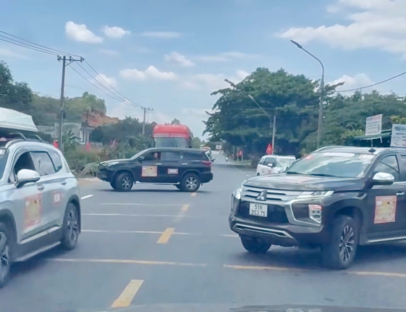 Xác minh vụ ô tô chắn ngang QL20 cản đường đoàn xe doanh nhân tại Lâm Đồng - Ảnh 2. Xác minh vụ ô tô chắn ngang QL20 cản đường đoàn xe doanh nhân tại Lâm Đồng - Ảnh 2.