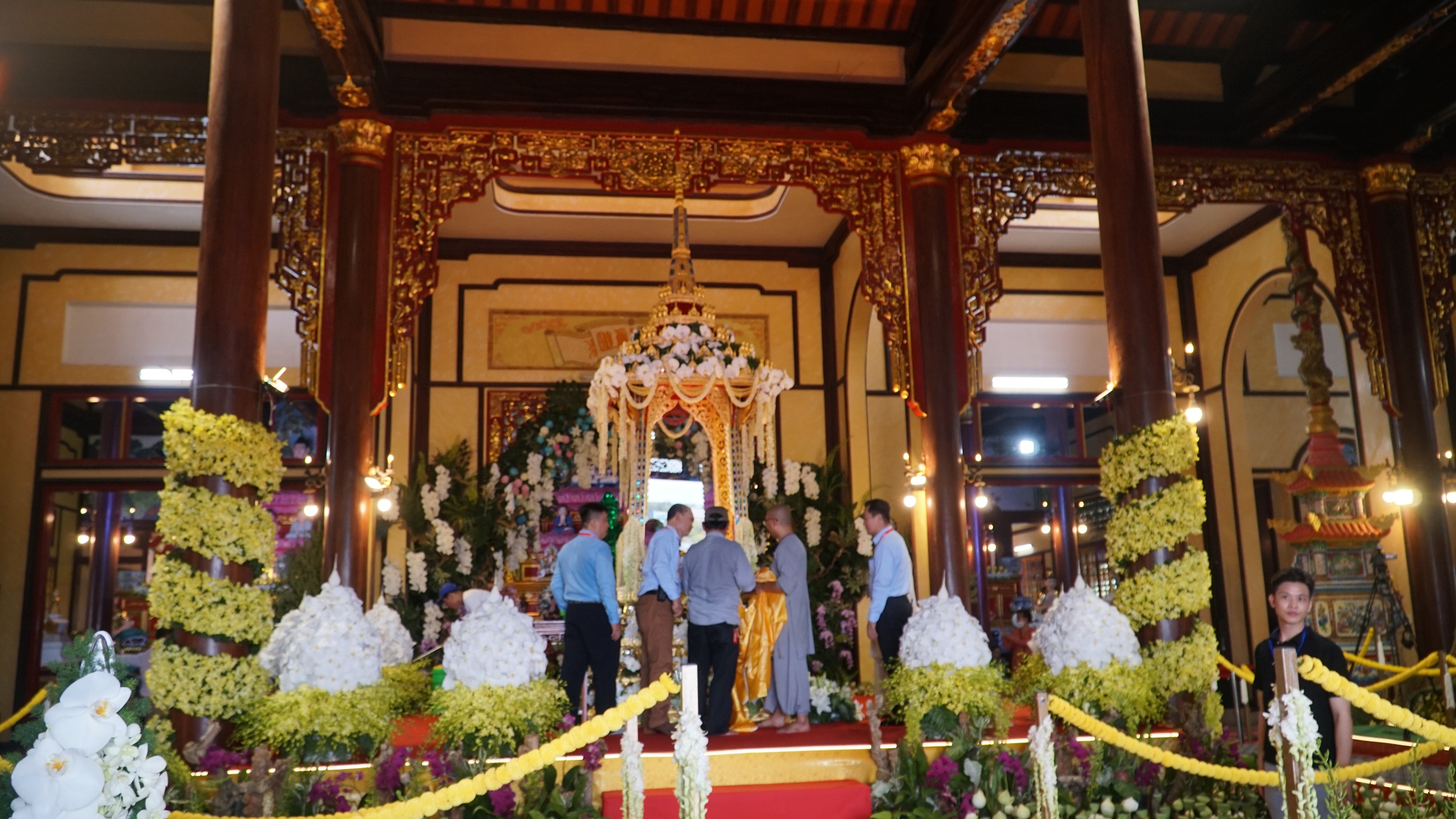 H&igrave;nh ảnh đầu ti&ecirc;n trước giờ cung nghinh x&aacute; lợi Phật ở ch&aacute;nh điện ch&ugrave;a Qu&aacute;n Thế &Acirc;m- Ảnh 6.