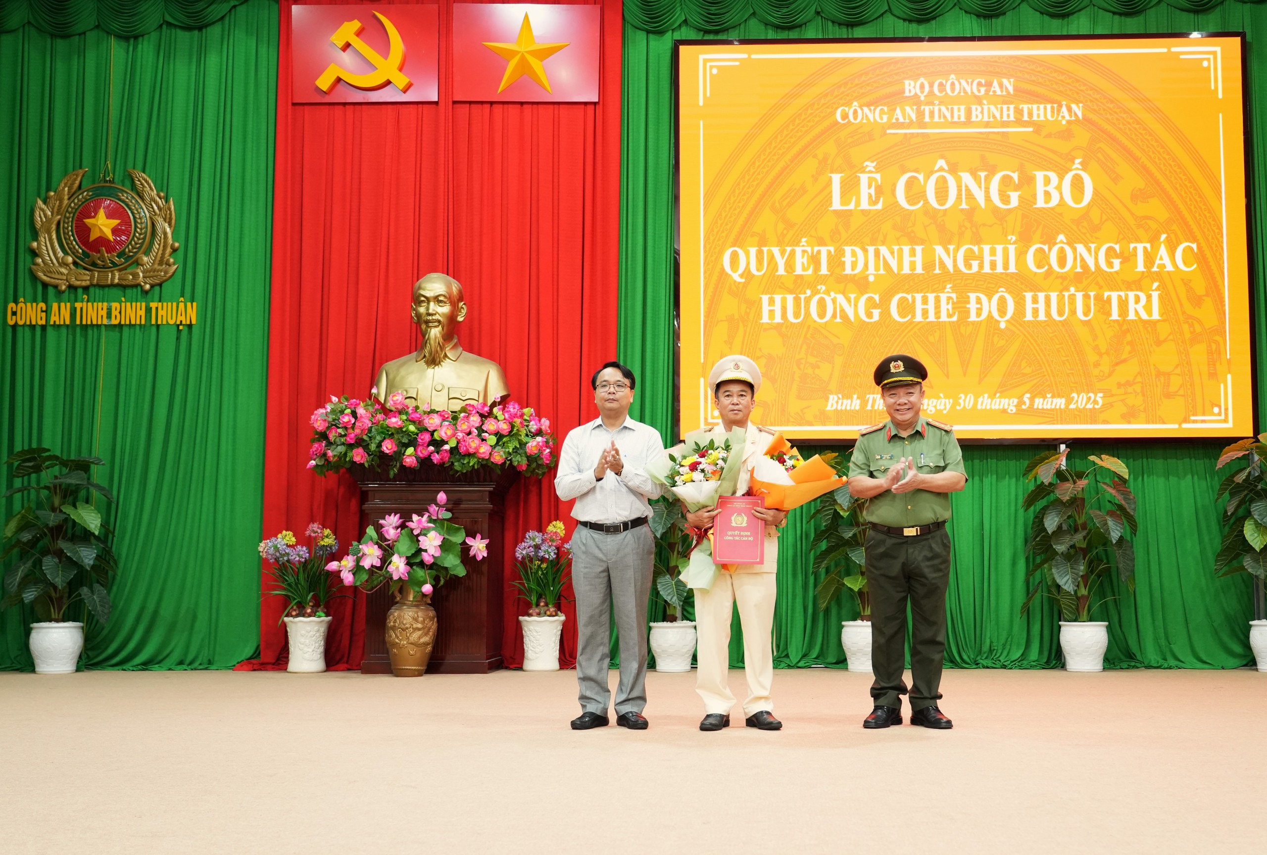Đại tá Đinh Kim Lập nghỉ hưu theo chế độ tại Công an Bình Thuận - Ảnh 1. Đại tá Đinh Kim Lập nghỉ hưu theo chế độ tại Công an Bình Thuận - Ảnh 1.
