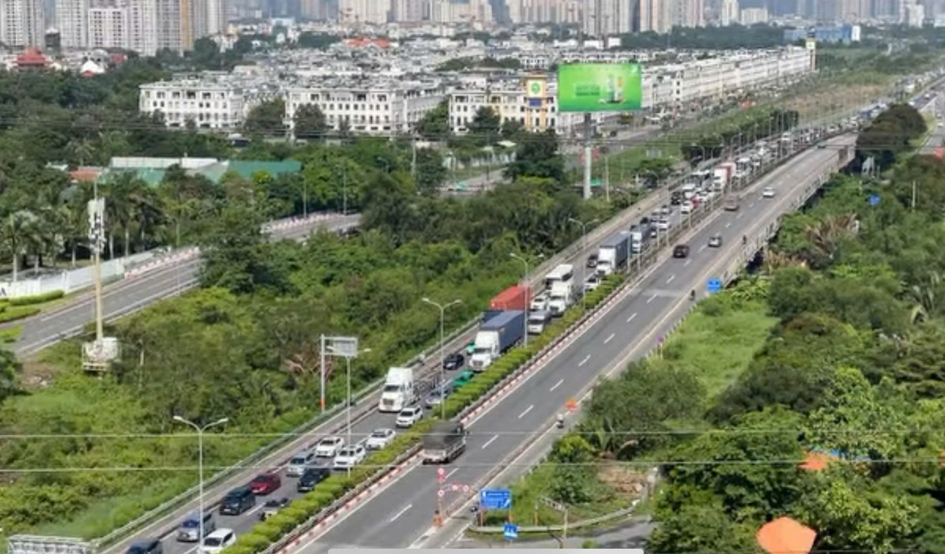 Tai nạn liên hoàn xe container trên cao tốc, giao thông TP.HCM ùn ứ kéo dài- Ảnh 5. Tai nạn liên hoàn xe container trên cao tốc, giao thông TP.HCM ùn ứ kéo dài- Ảnh 5.