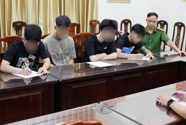 Tạm giữ nhóm thanh niên chạy xe đánh võng, ném gạch khoe lên TikTok- Ảnh 1. Tạm giữ nhóm thanh niên chạy xe đánh võng, ném gạch khoe lên TikTok- Ảnh 1.
