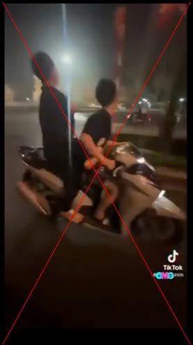 Tạm giữ nhóm thanh niên chạy xe đánh võng, ném gạch khoe lên TikTok- Ảnh 2. Tạm giữ nhóm thanh niên chạy xe đánh võng, ném gạch khoe lên TikTok- Ảnh 2.