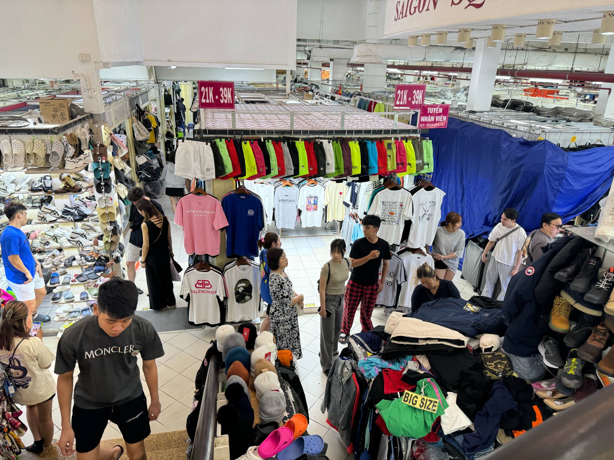 Sáng nay Saigon Square nhộn nhịp, đông đúc khách Tây mua sắm - Ảnh 11.