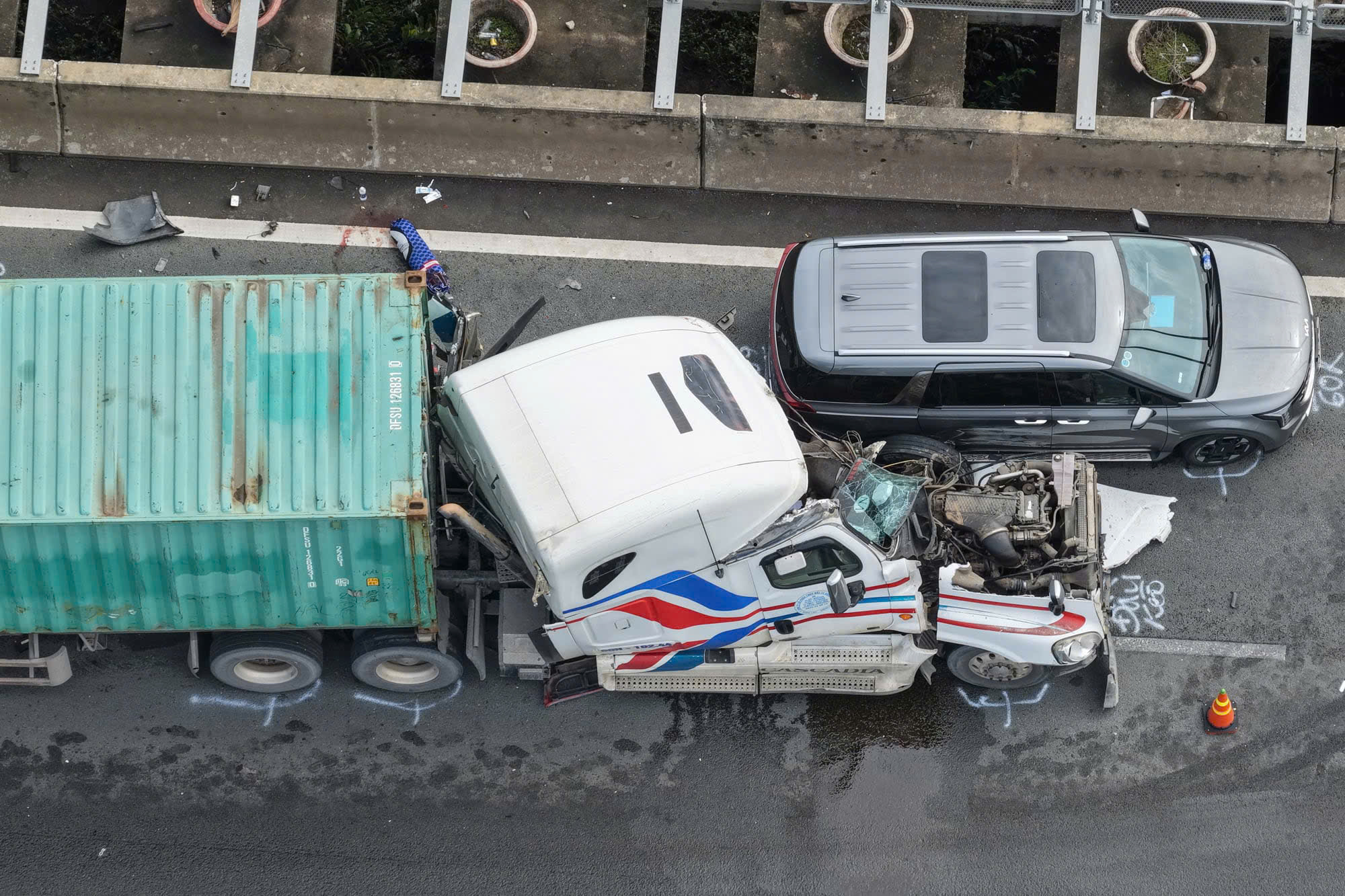 Tai nạn liên hoàn xe container trên cao tốc, giao thông TP.HCM ùn ứ kéo dài- Ảnh 3. Tai nạn liên hoàn xe container trên cao tốc, giao thông TP.HCM ùn ứ kéo dài- Ảnh 3.