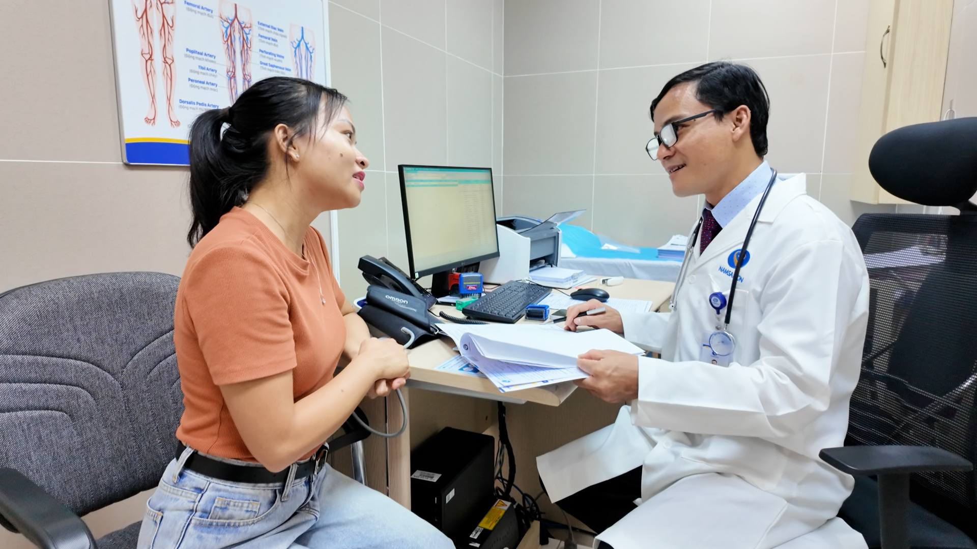 Nữ khách hàng ấn tượng với phong cách phục vụ "tất cả vì người bệnh" - Ảnh 2.
