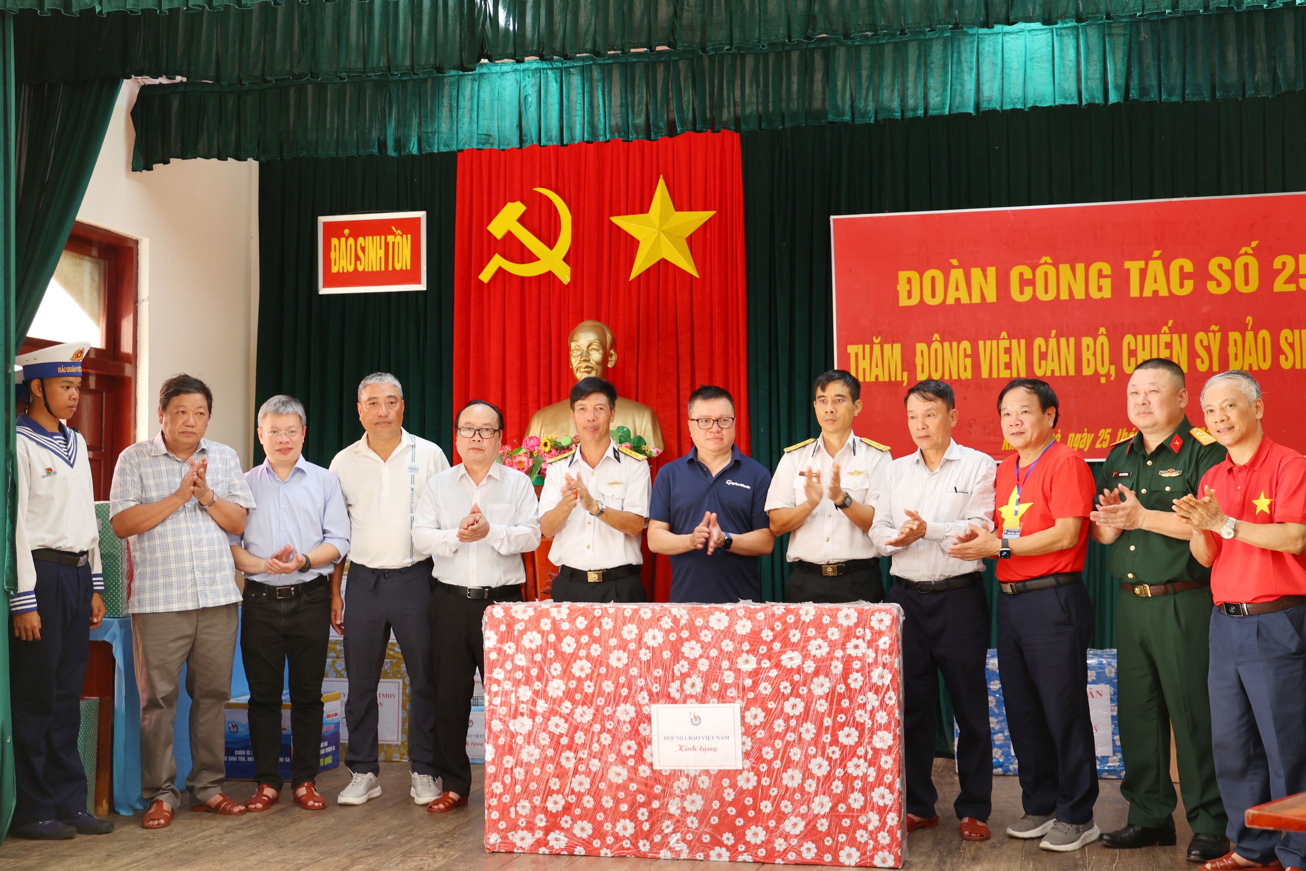 Chuyến hành trình đặc biệt của 100 nhà báo tới Trường Sa - Ảnh 2.