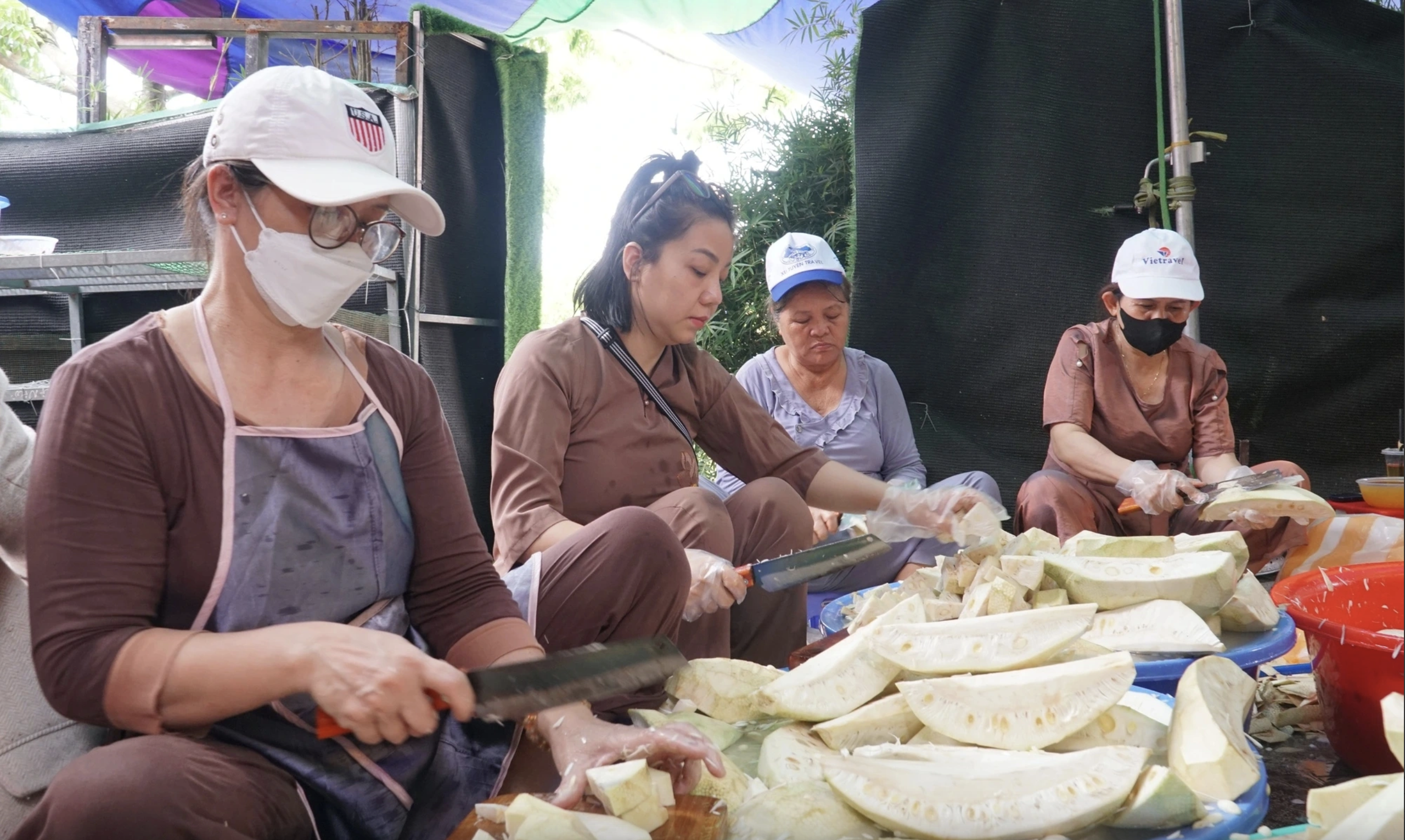 Tình nguyện viên lễ rước xá lợi: Vừa nấu ăn vừa niệm Phật - Ảnh 1. Tình nguyện viên lễ rước xá lợi: Vừa nấu ăn vừa niệm Phật - Ảnh 1.