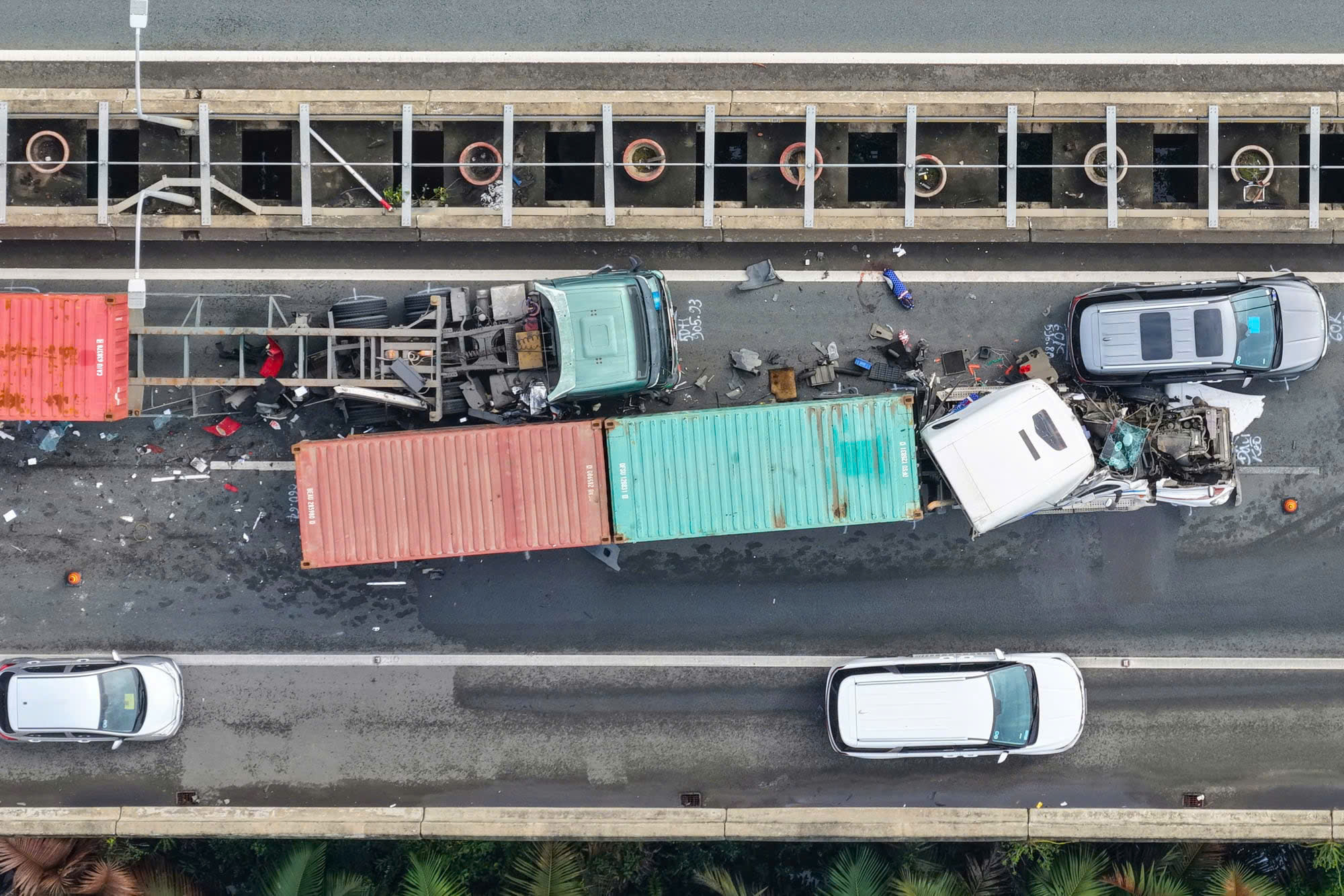 Tai nạn liên hoàn xe container trên cao tốc, giao thông TP.HCM ùn ứ kéo dài- Ảnh 2. Tai nạn liên hoàn xe container trên cao tốc, giao thông TP.HCM ùn ứ kéo dài- Ảnh 2.