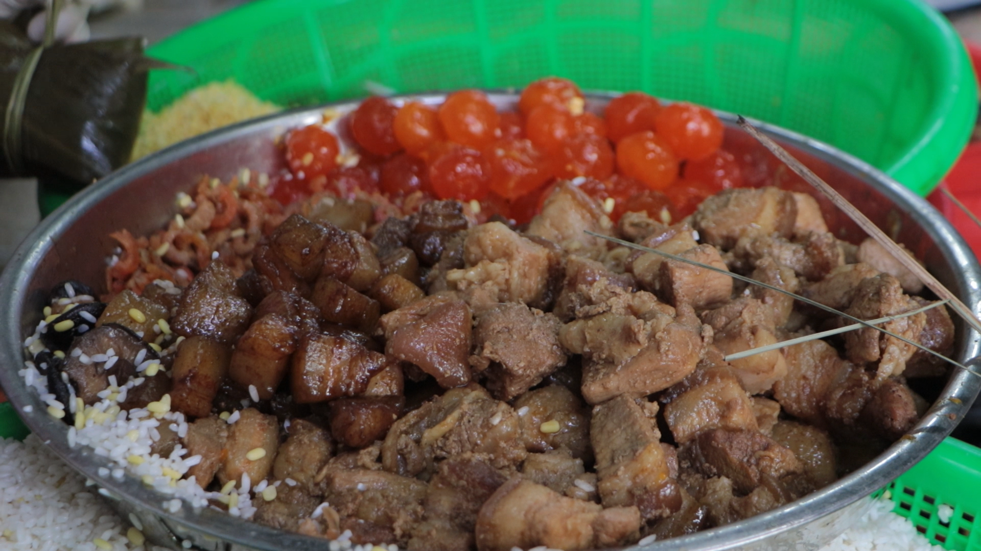 M&ugrave;a b&aacute;nh b&aacute; trạng của người Hoa ở TP.HCM: G&oacute;i kh&ocirc;ng kịp tay, nấu liền 4 nồi/ng&agrave;y- Ảnh 1.