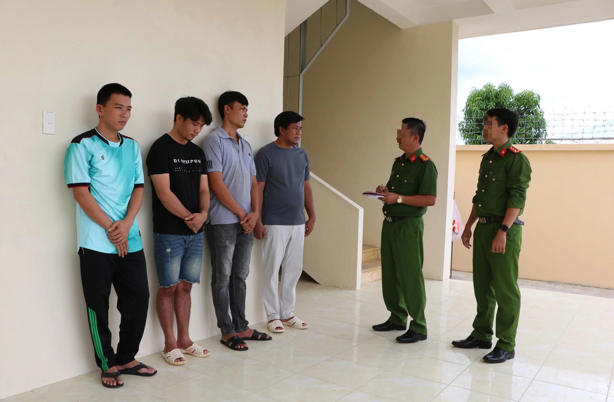 Triệt phá đường dây vận chuyển trái phép máy gặt đập liên hợp quy mô lớn - Ảnh 1.