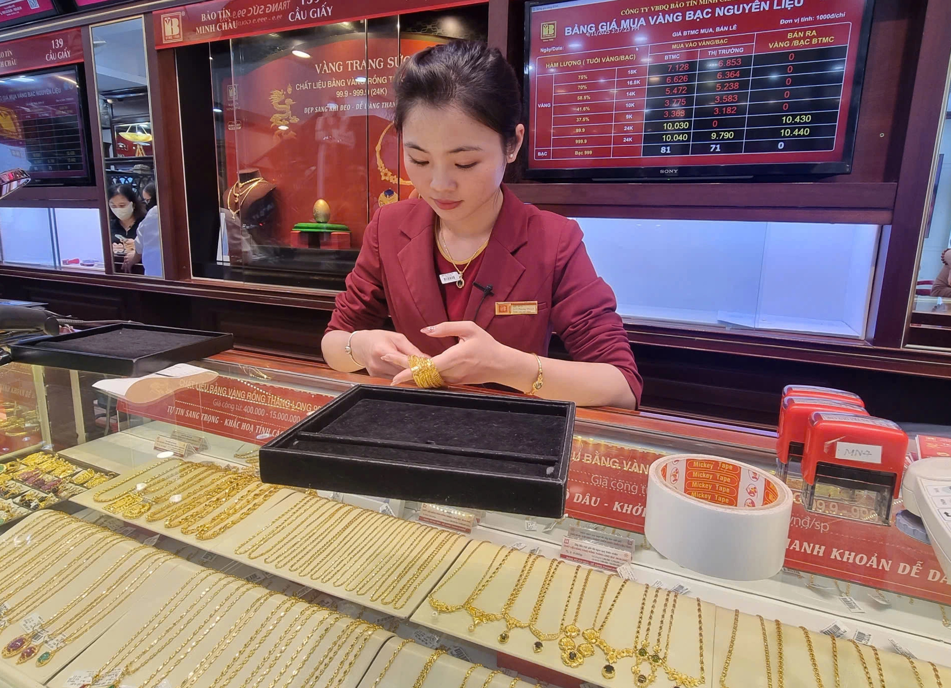 Bán vàng cao hơn giá niêm yết, Bảo Tín Minh Châu bị phạt 2,64 tỉ - Ảnh 1.