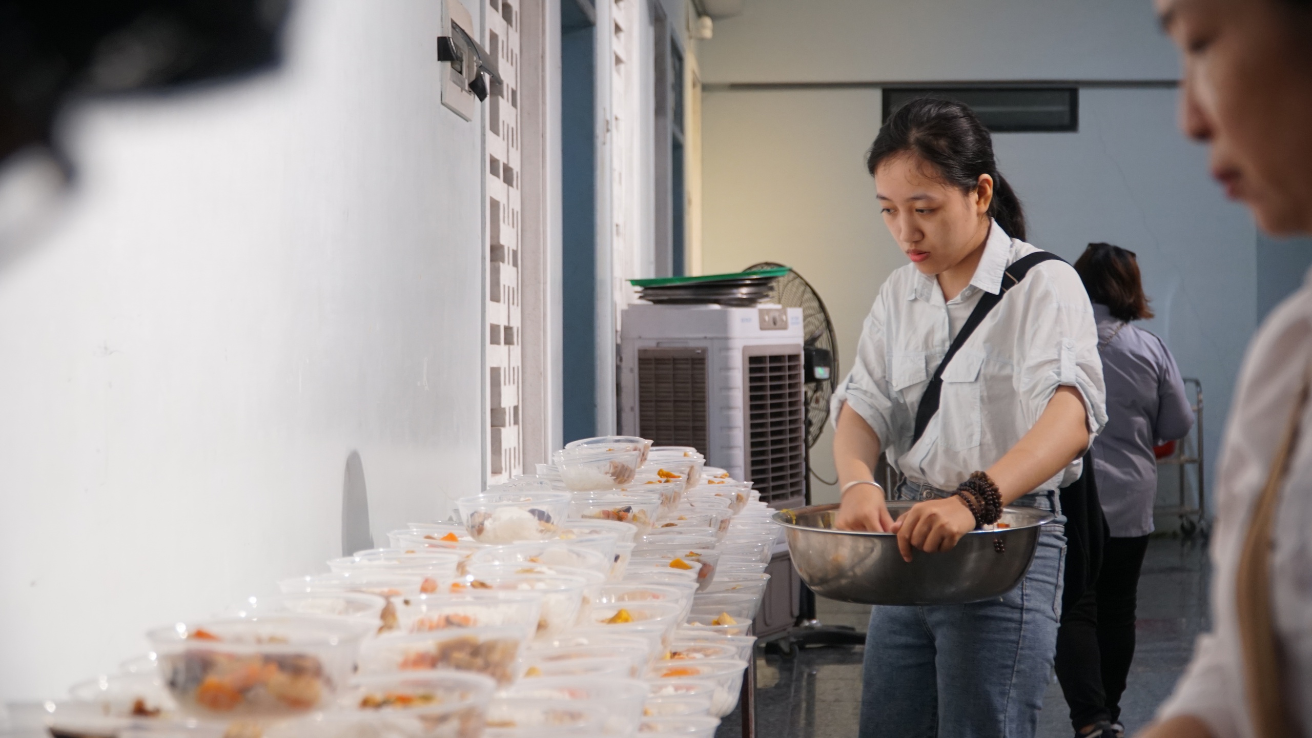 H&agrave;ng ng&agrave;n người trẻ chi&ecirc;m b&aacute;i x&aacute; lợi Phật v&agrave; thực tập hạnh từ bi tại ch&ugrave;a Qu&aacute;n Thế &Acirc;m - Ảnh 4.