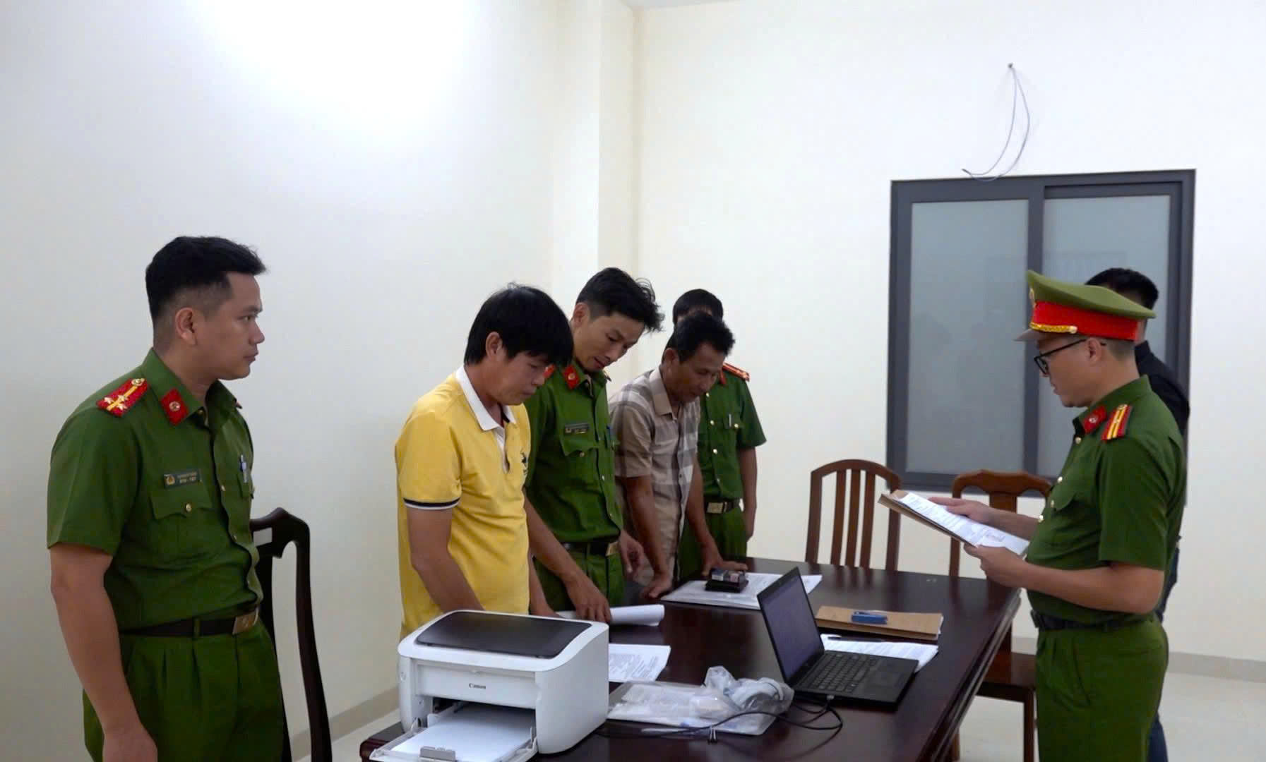 Khởi tố, bắt tạm giam 2 cựu HLV Đặng Đạo và Nguyễn Tý: Chiếm đoạt tài sản, ăn chặn tiền cầu thủ trẻ- Ảnh 1. Khởi tố, bắt tạm giam 2 cựu HLV Đặng Đạo và Nguyễn Tý: Chiếm đoạt tài sản, ăn chặn tiền cầu thủ trẻ- Ảnh 1.