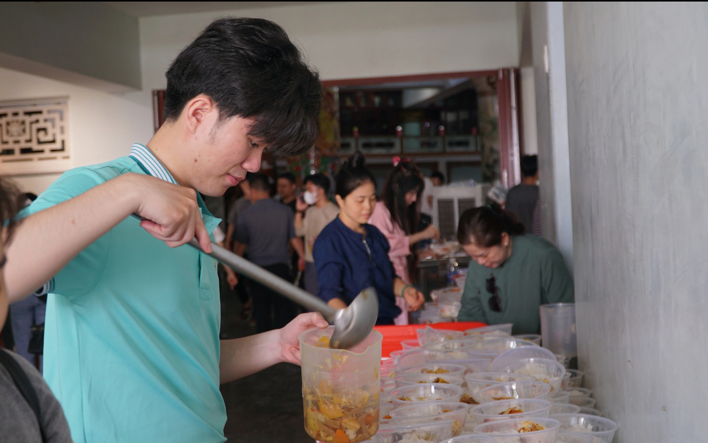 H&agrave;ng ng&agrave;n người trẻ chi&ecirc;m b&aacute;i x&aacute; lợi Phật v&agrave; thực tập hạnh từ bi tại ch&ugrave;a Qu&aacute;n Thế &Acirc;m - Ảnh 2.