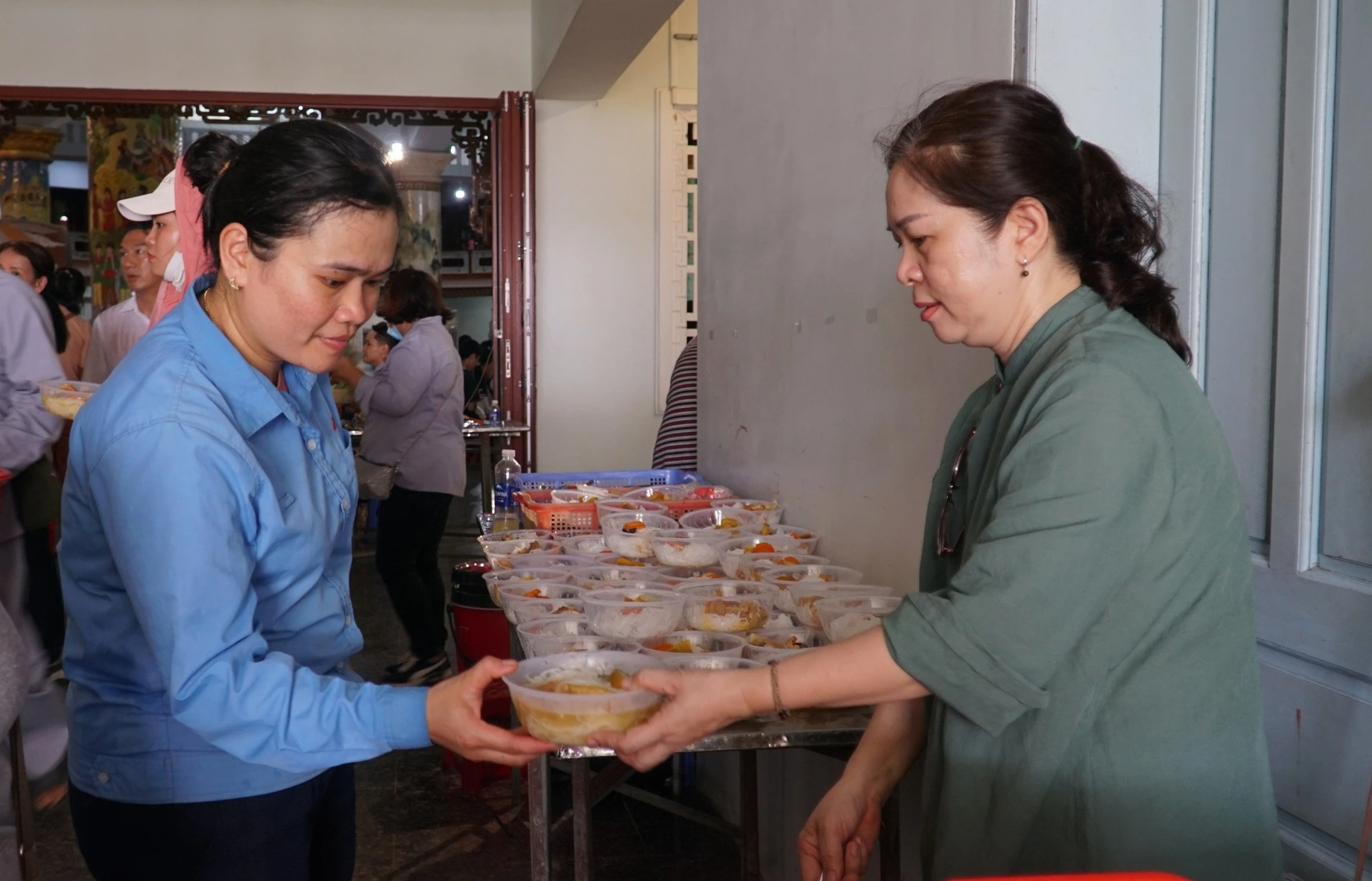 H&agrave;ng ng&agrave;n người trẻ chi&ecirc;m b&aacute;i x&aacute; lợi Phật v&agrave; thực tập hạnh từ bi tại ch&ugrave;a Qu&aacute;n Thế &Acirc;m - Ảnh 7.