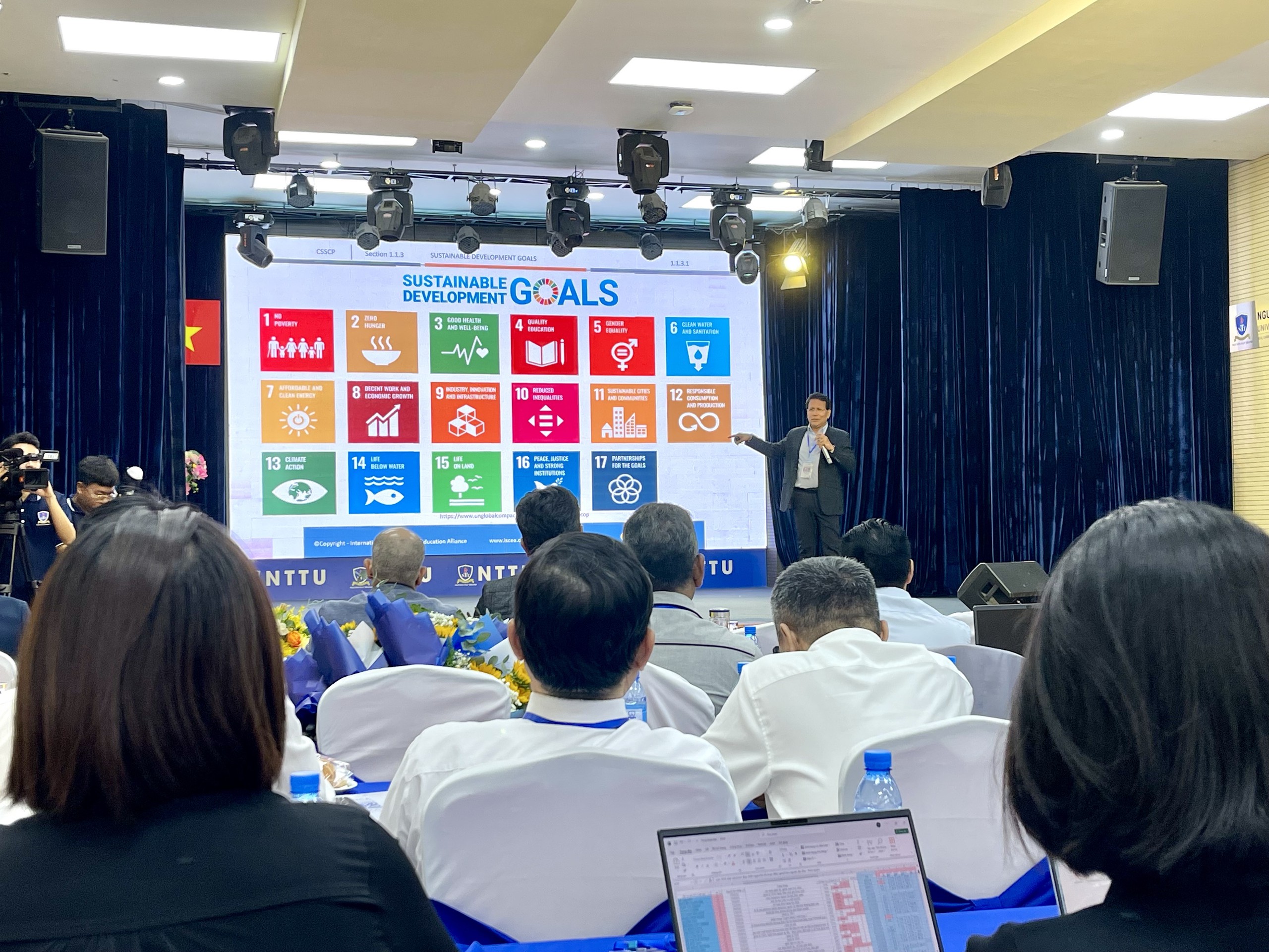 AI教授が人工知能と人間の矛盾を指摘 - 写真1。 Giáo sư AI chỉ ra mâu thuẫn giữa trí tuệ nhân tạo với con người- Ảnh 1.