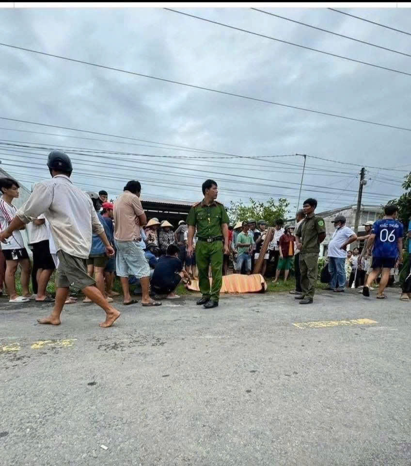 Vướng dây điện trên đường, 2 người đi xe máy bị điện giật tử vong- Ảnh 1. Vướng dây điện trên đường, 2 người đi xe máy bị điện giật tử vong- Ảnh 1.