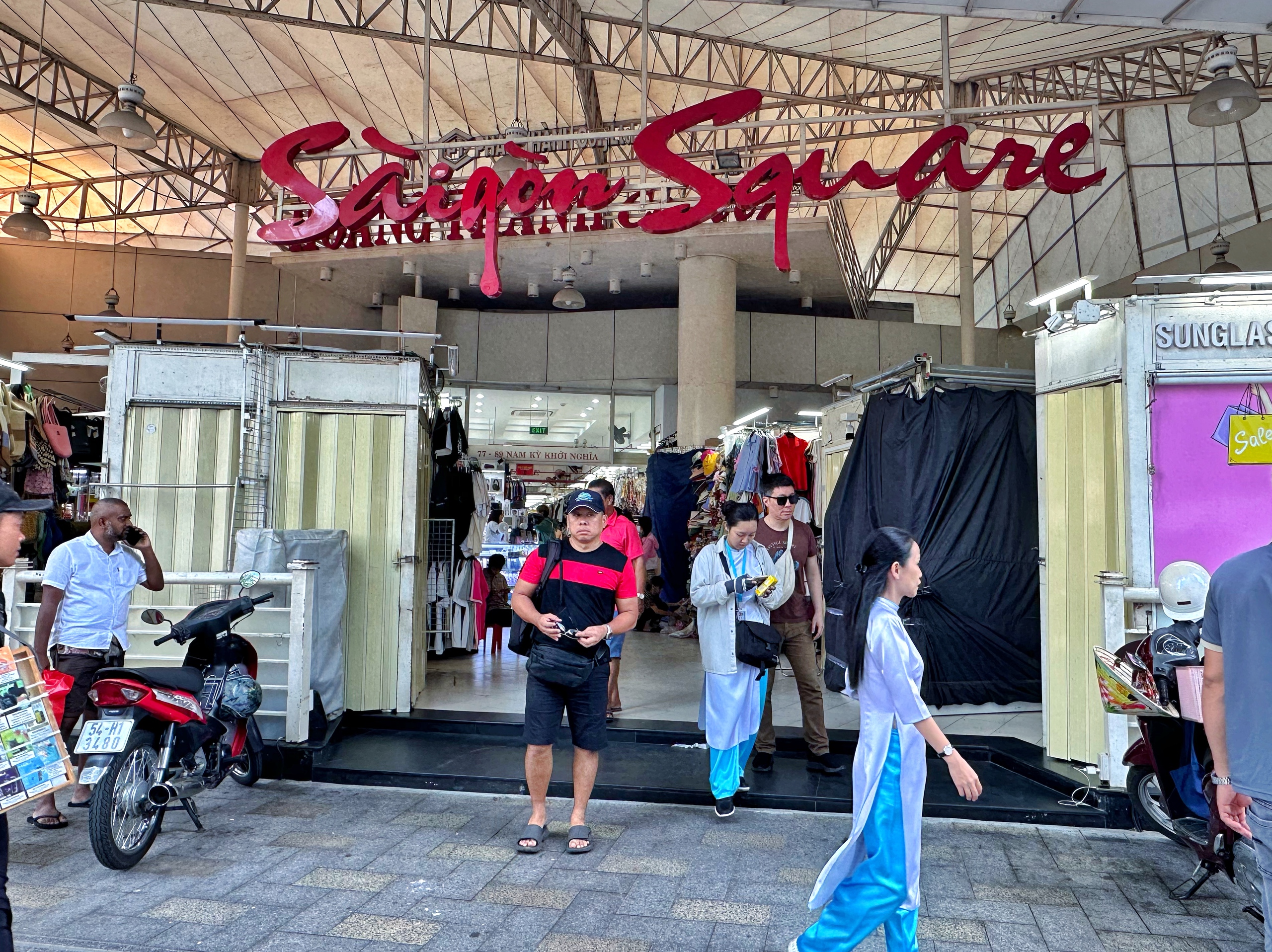 Sáng nay Saigon Square nhộn nhịp, đông đúc khách Tây mua sắm - Ảnh 3.