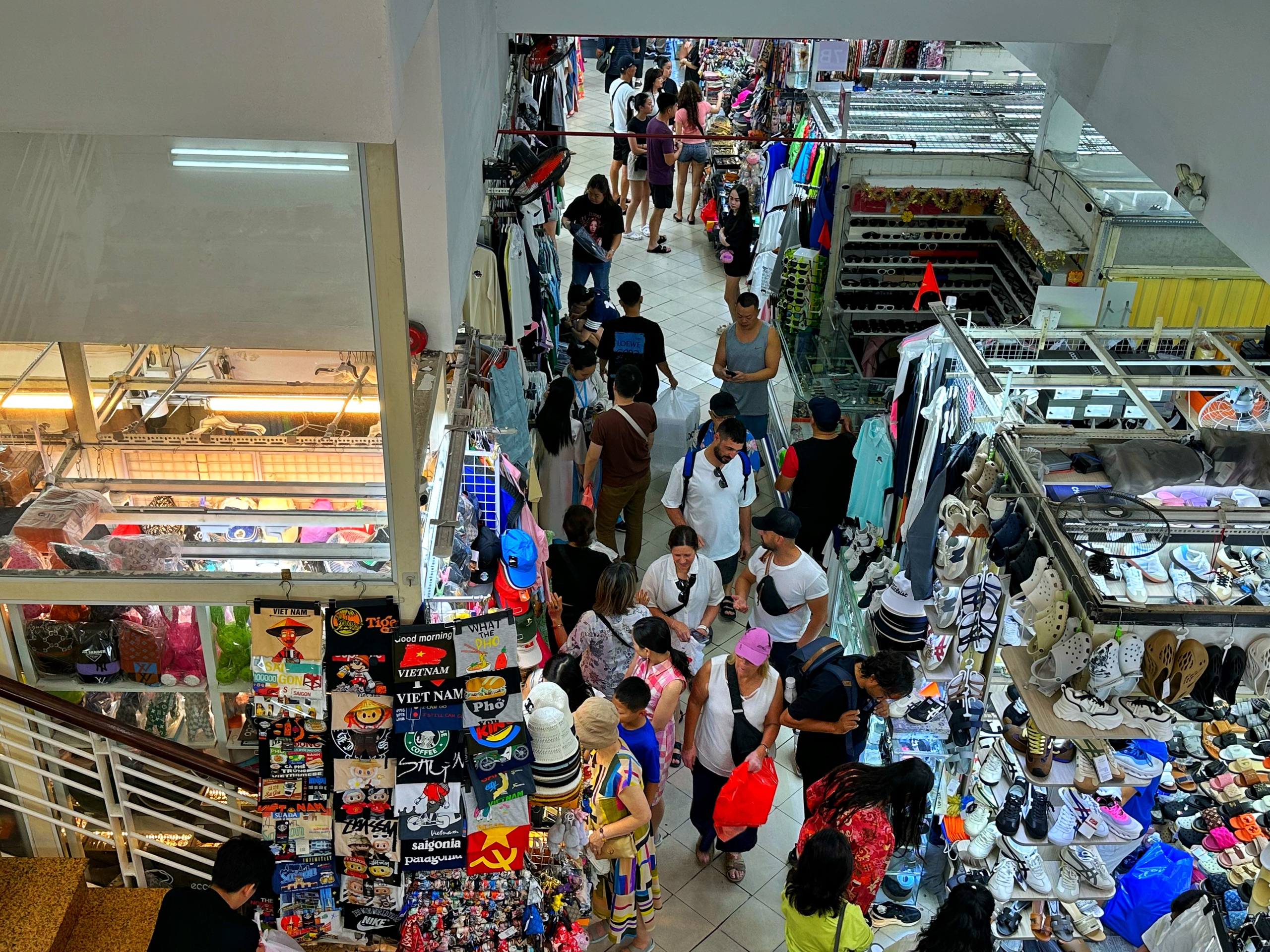 Sáng nay Saigon Square nhộn nhịp, đông đúc khách Tây mua sắm - Ảnh 2.