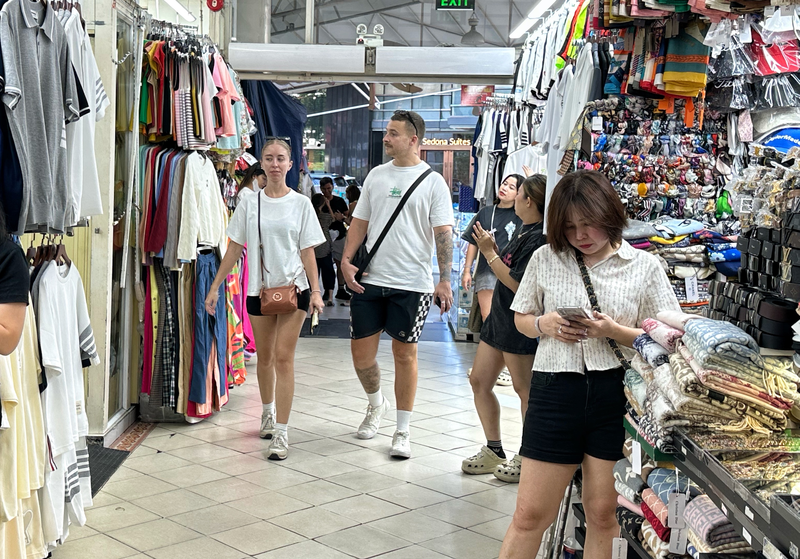 Sáng nay Saigon Square nhộn nhịp, đông đúc khách Tây mua sắm - Ảnh 5.