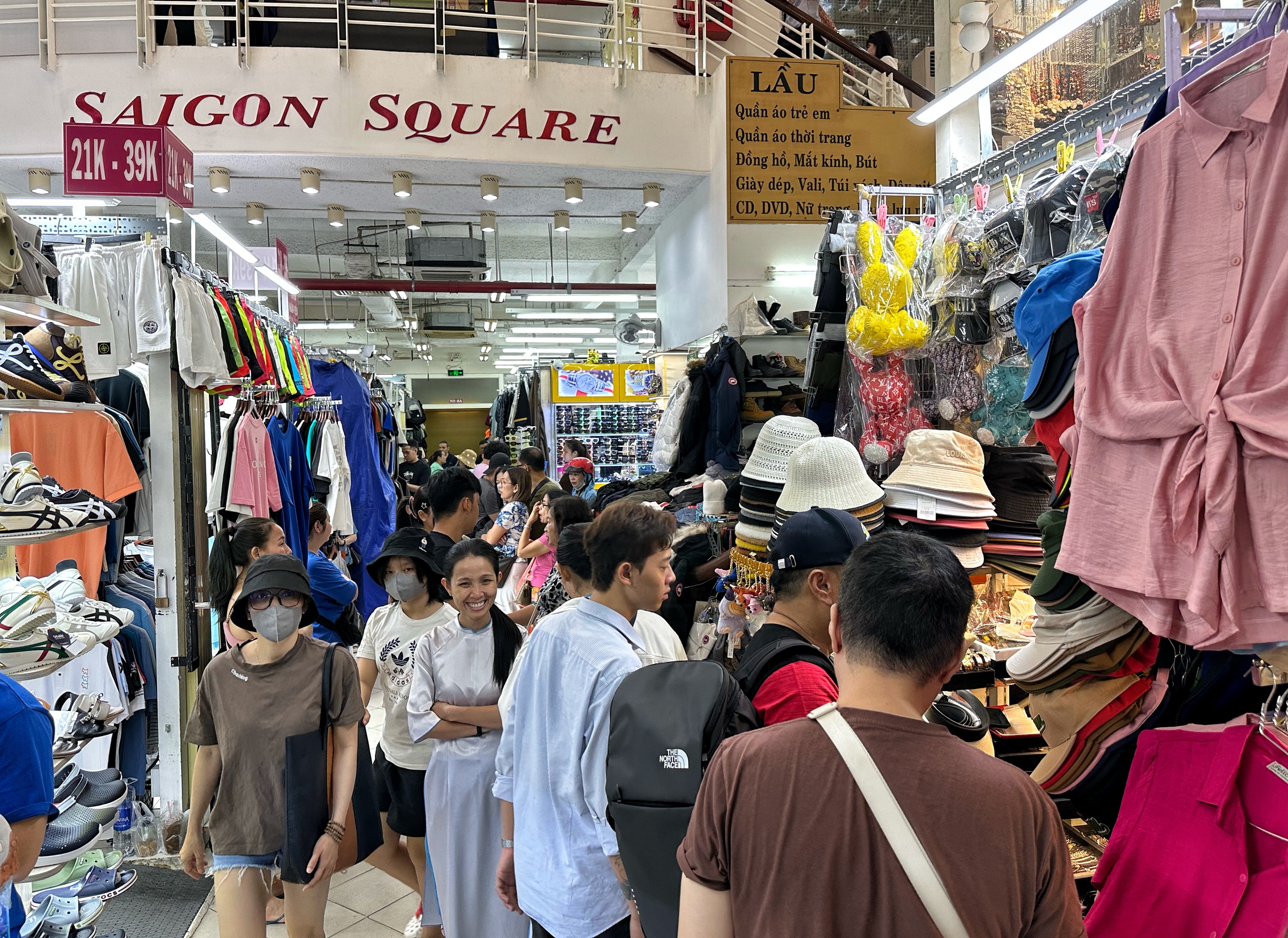 Sáng nay Saigon Square nhộn nhịp, đông đúc khách Tây mua sắm - Ảnh 1.