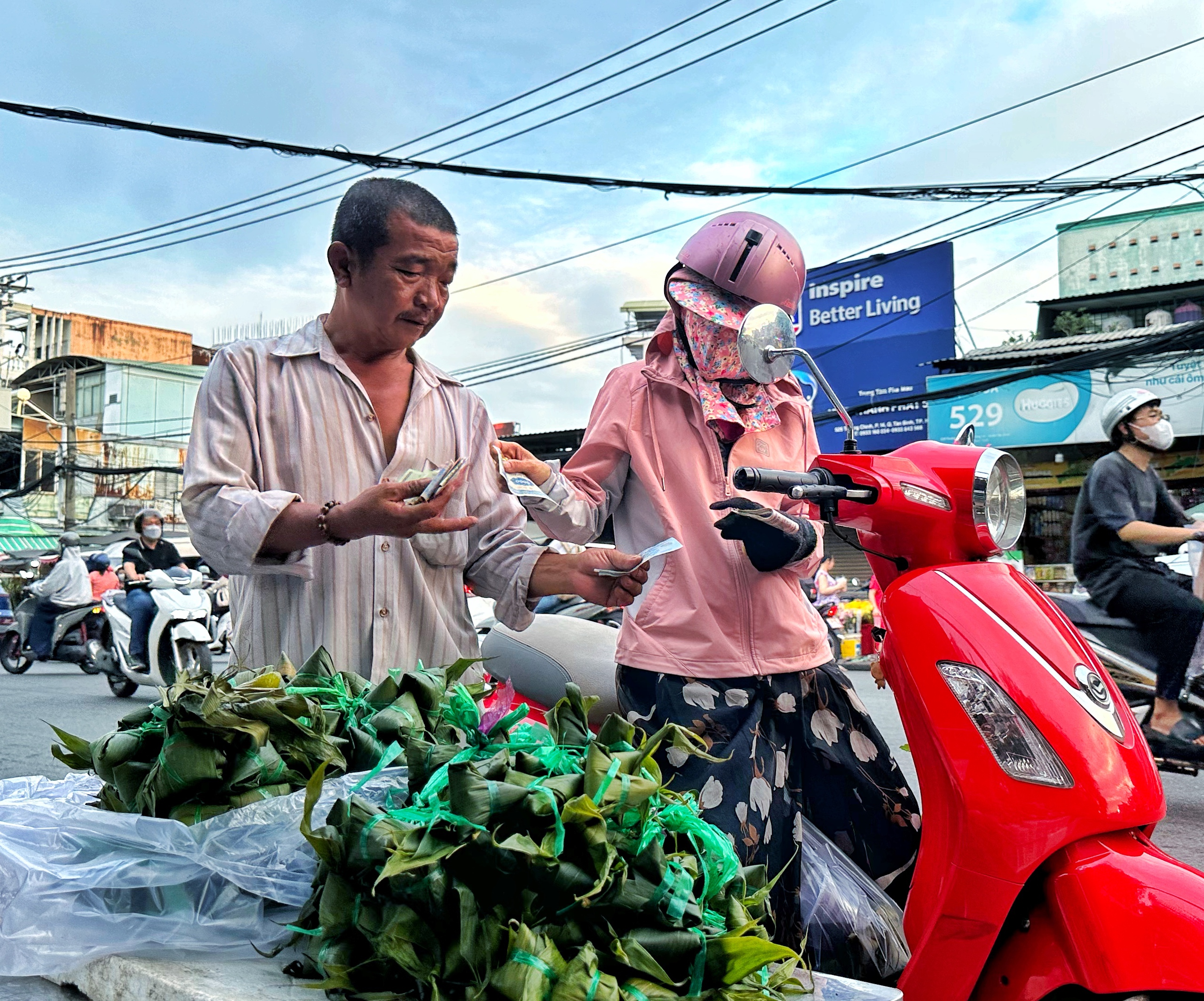 Chiều nay, bất ngờ chợ tết Đoan Ngọ ở TP.HCM - Ảnh 4.