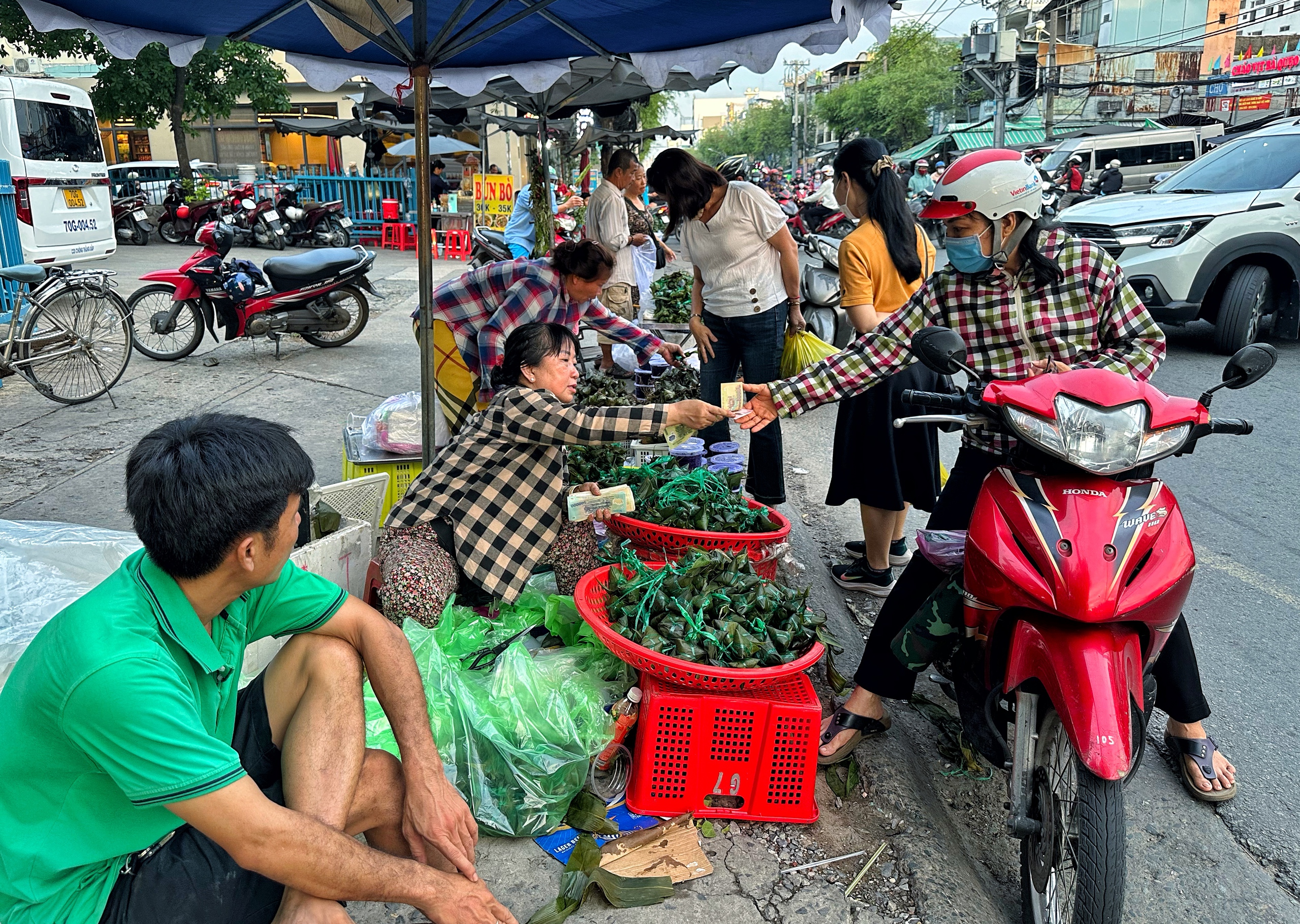 Chiều nay, bất ngờ chợ tết Đoan Ngọ ở TP.HCM - Ảnh 1.