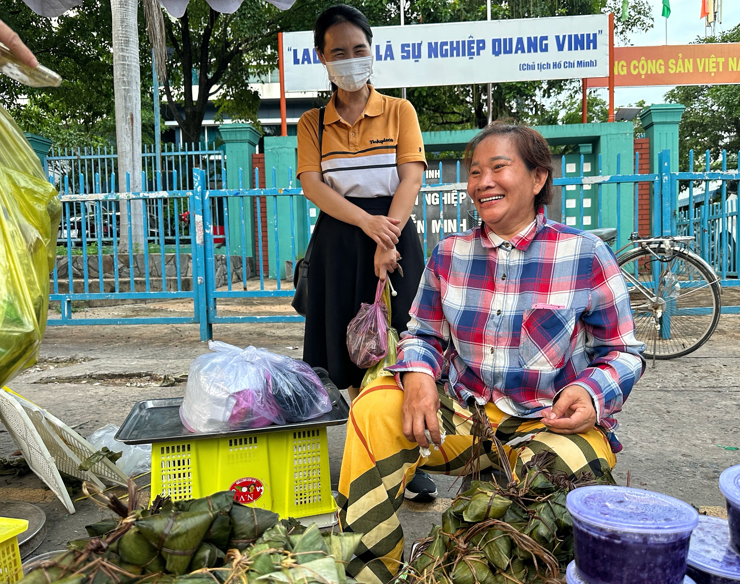 Chiều nay, bất ngờ chợ tết Đoan Ngọ ở TP.HCM - Ảnh 3.
