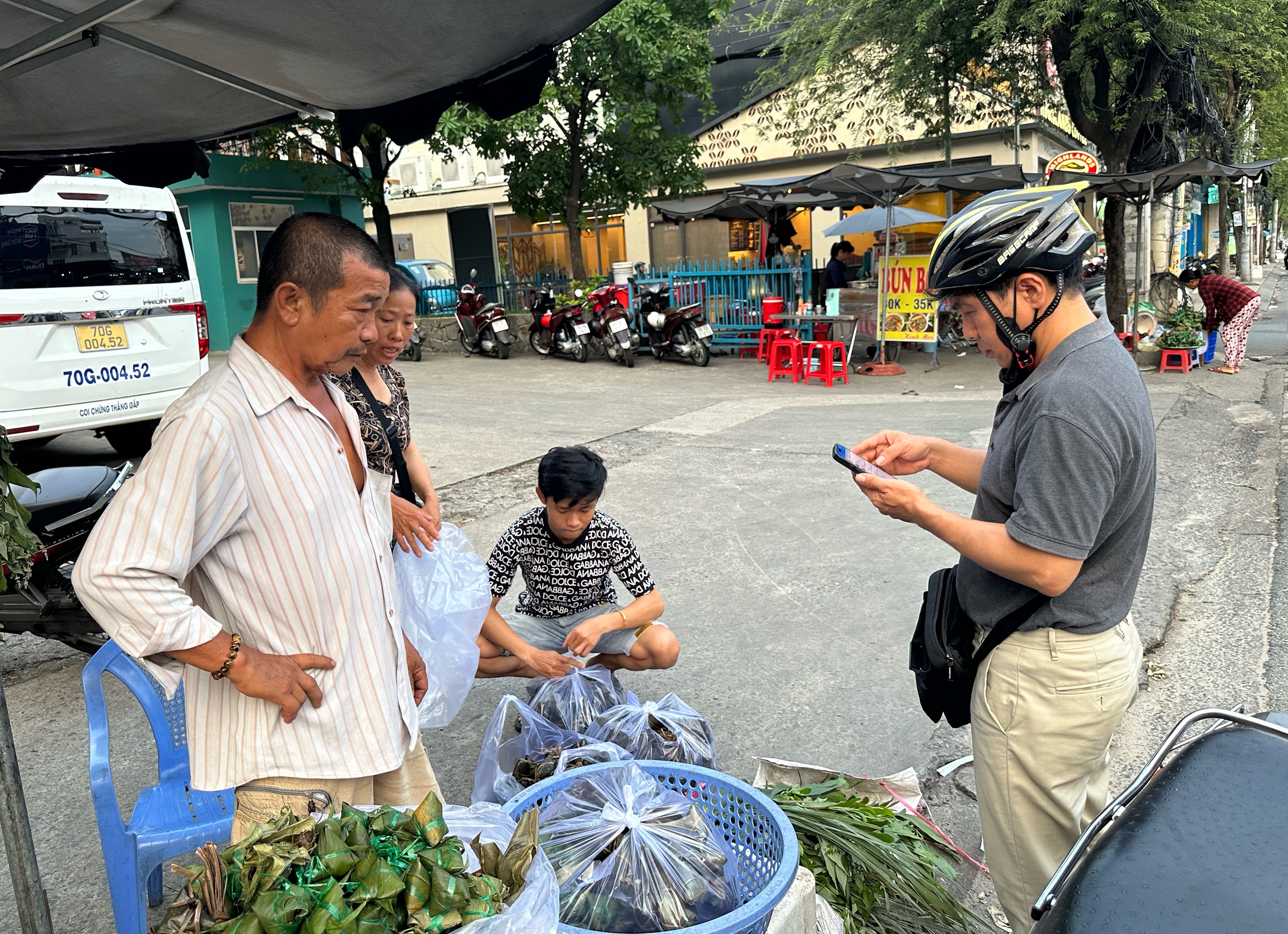Chiều nay, bất ngờ chợ tết Đoan Ngọ ở TP.HCM - Ảnh 8.