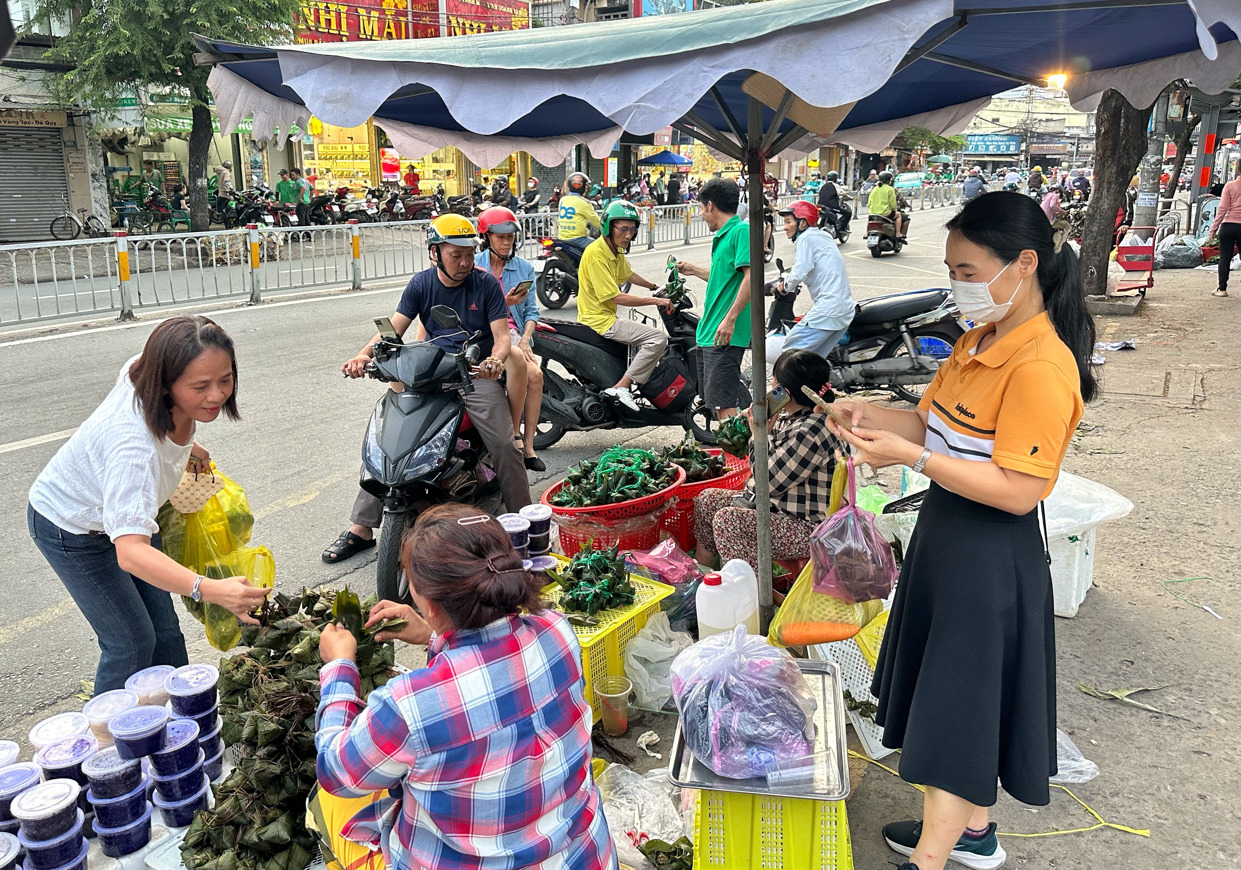 Chiều nay, bất ngờ chợ tết Đoan Ngọ ở TP.HCM - Ảnh 2.