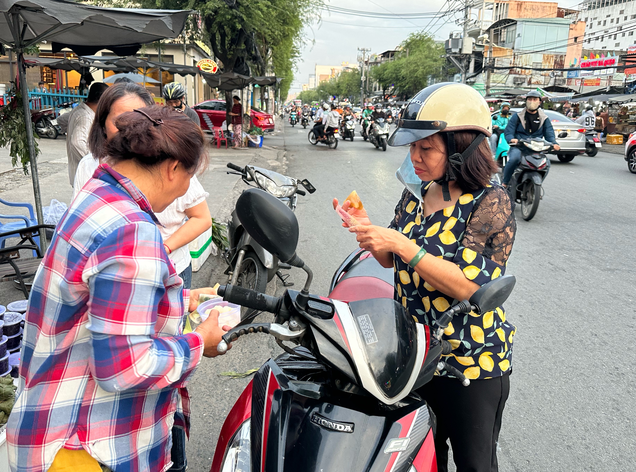 Chiều nay, bất ngờ chợ tết Đoan Ngọ ở TP.HCM - Ảnh 5.