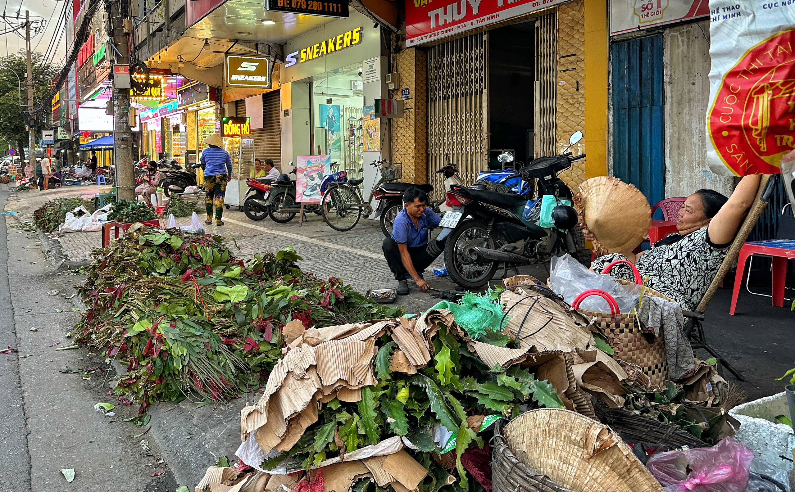 Chiều nay, bất ngờ chợ tết Đoan Ngọ ở TP.HCM - Ảnh 9.