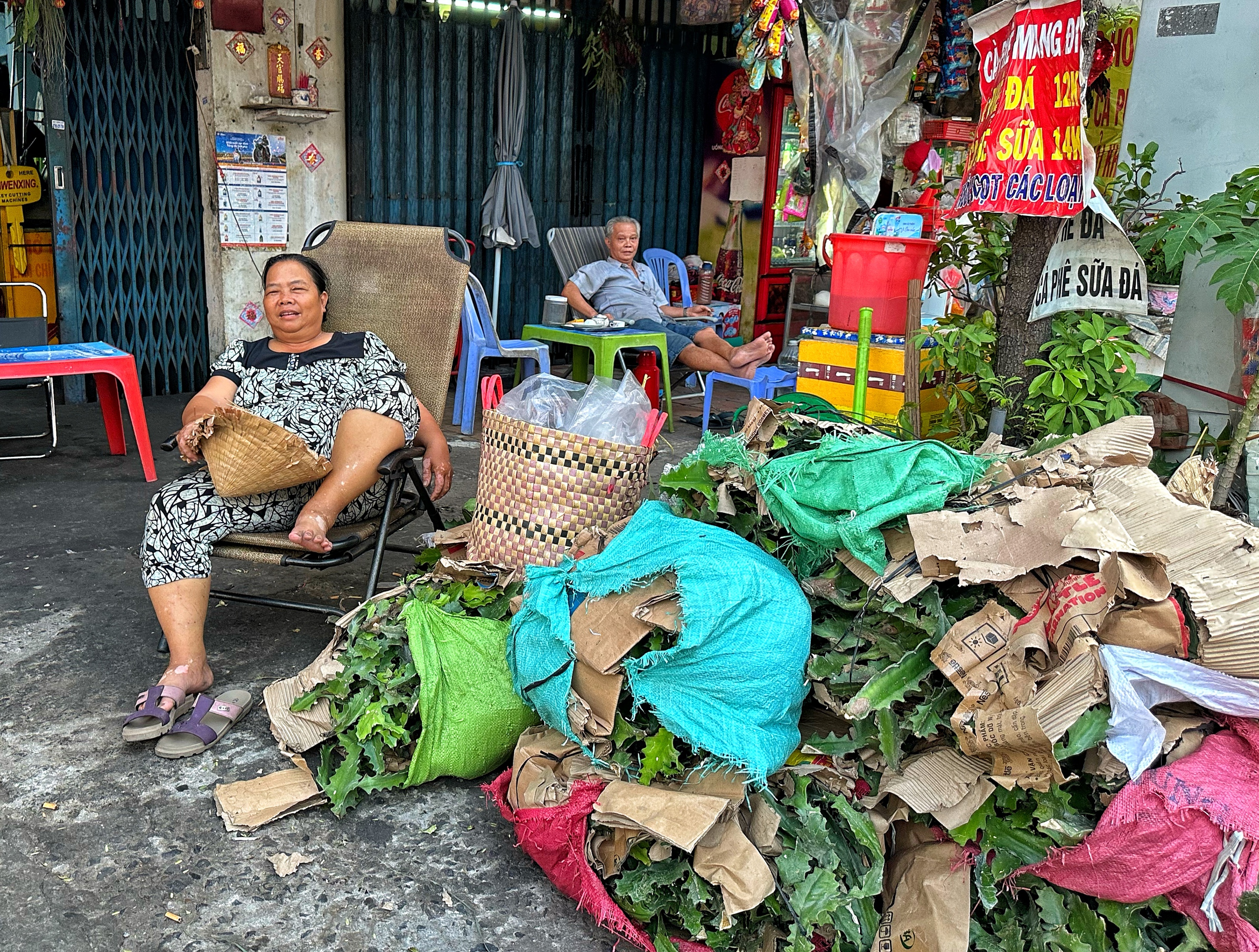 Chiều nay, bất ngờ chợ tết Đoan Ngọ ở TP.HCM - Ảnh 3.