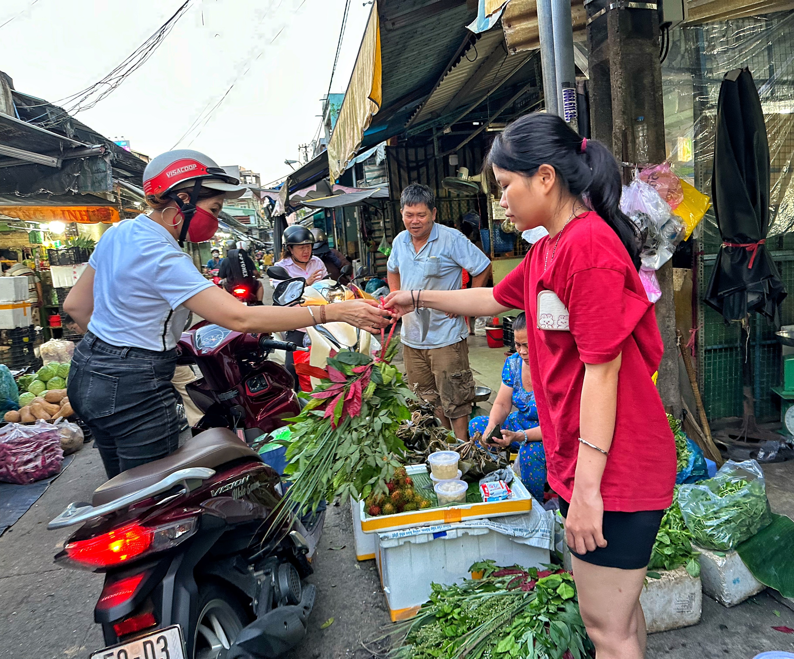 Chiều nay, bất ngờ chợ tết Đoan Ngọ ở TP.HCM - Ảnh 11.